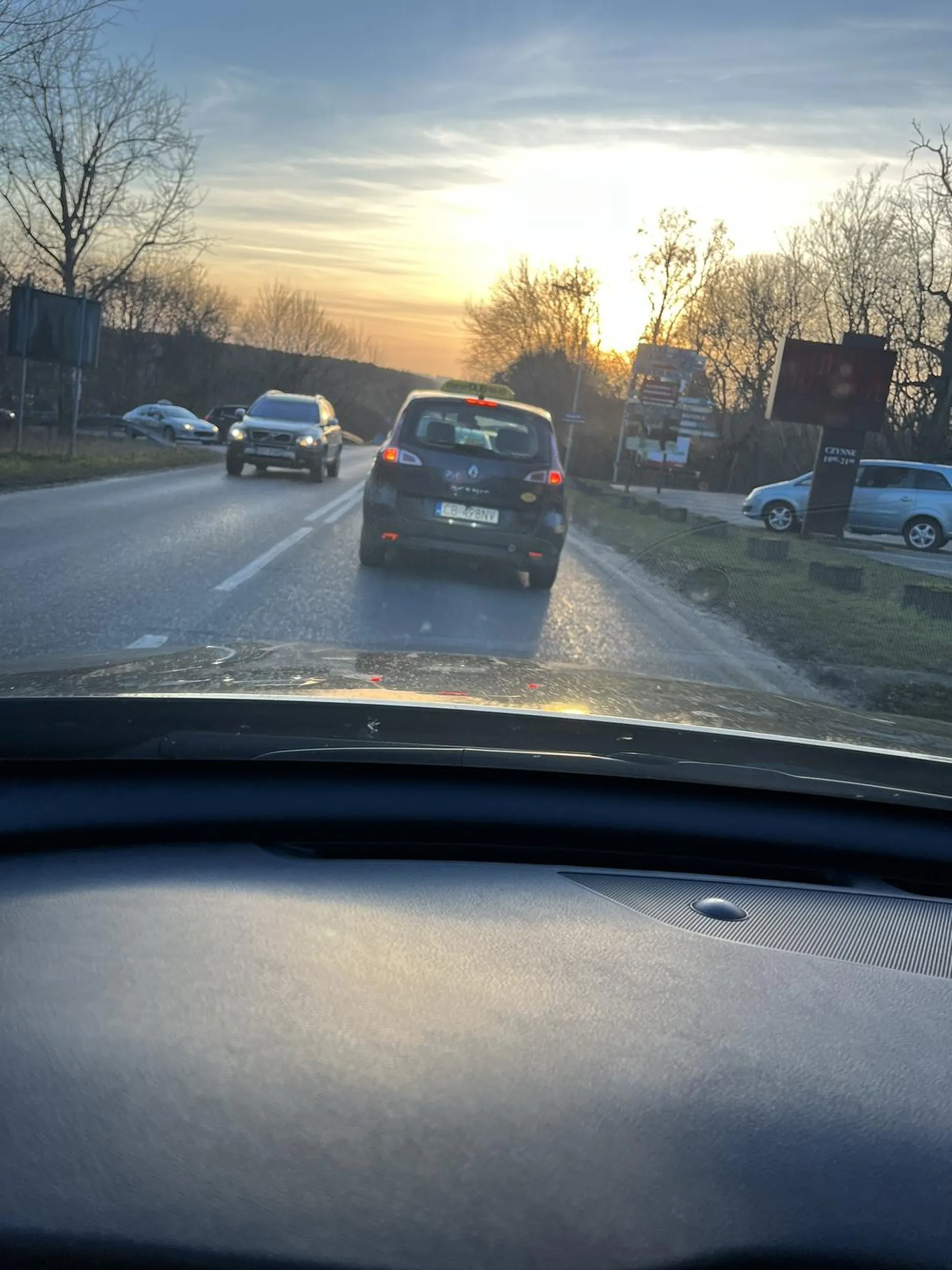 Ręka jest do wrzucania kierunków a nie grzebania w dupie podczas jazdy