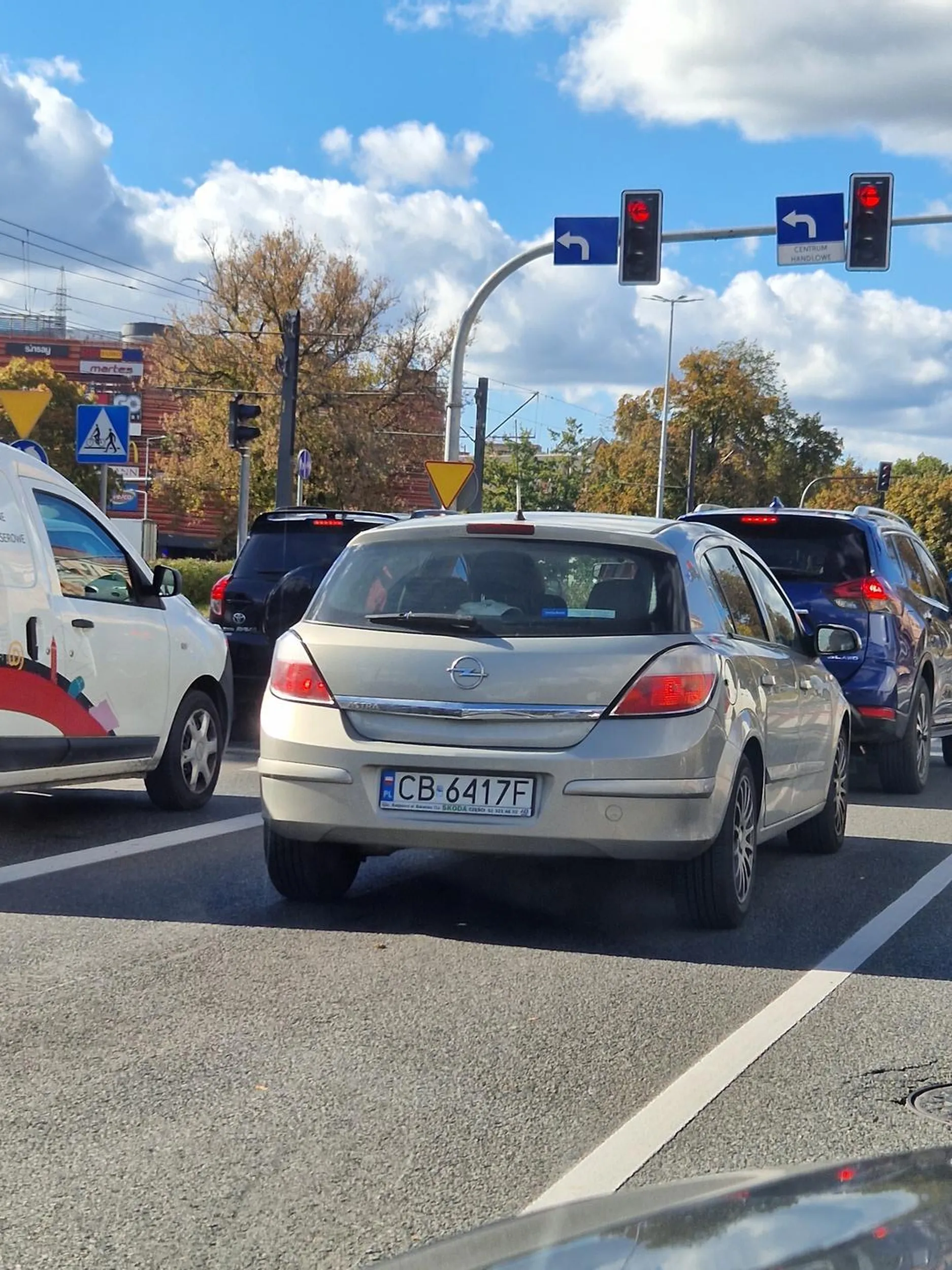 Uważa się za pępek swiata. Jeździ środkiem dwóch pasów. Nie daje się wyprzedzić, a jak się na jego zatrąbi to potrafi tylko środkowy palec pokazać.