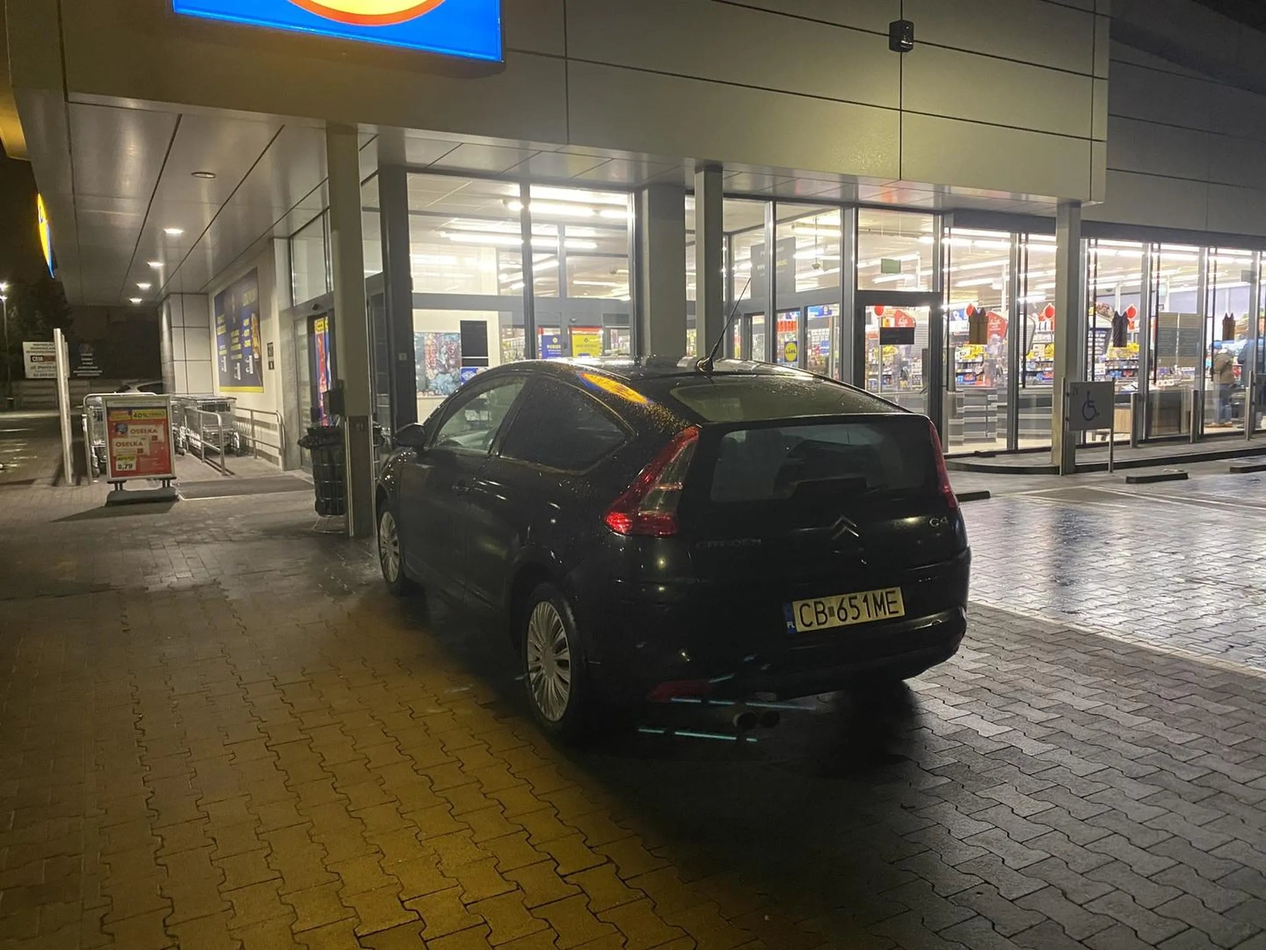 Pusty parking, a typ cudem pod kasę nie podjechał