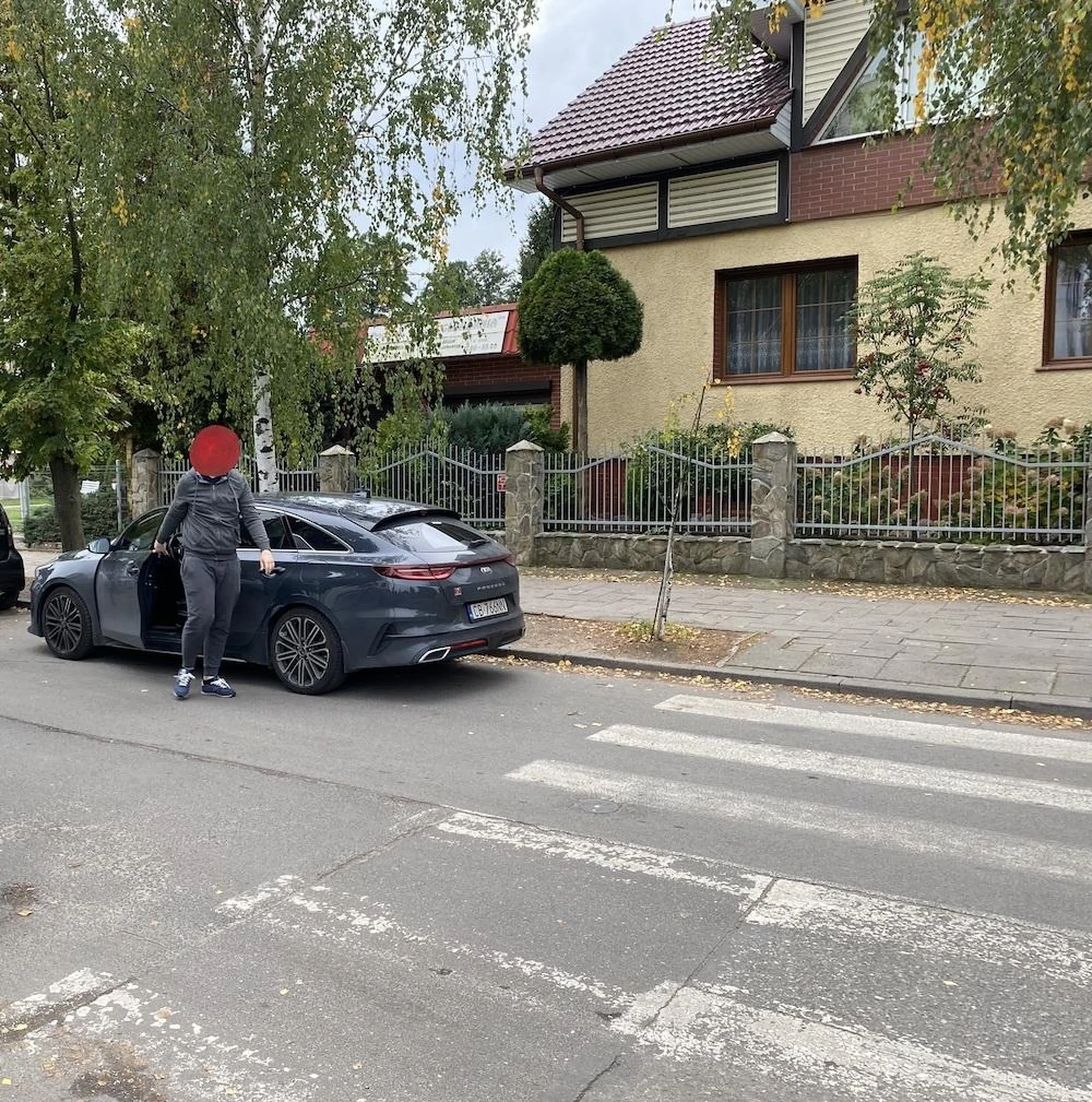 Pan Twierdzi, że pod przedszkolem można parkować na przejściu dla pieszych, to wszyscy dookoła mają uważać. Na szczęście nowy taryfikator szybciej pozwala uzbierać punkty na rower. ( 5 pkt - Art. 49. Ust. 1. Pkt 2 )