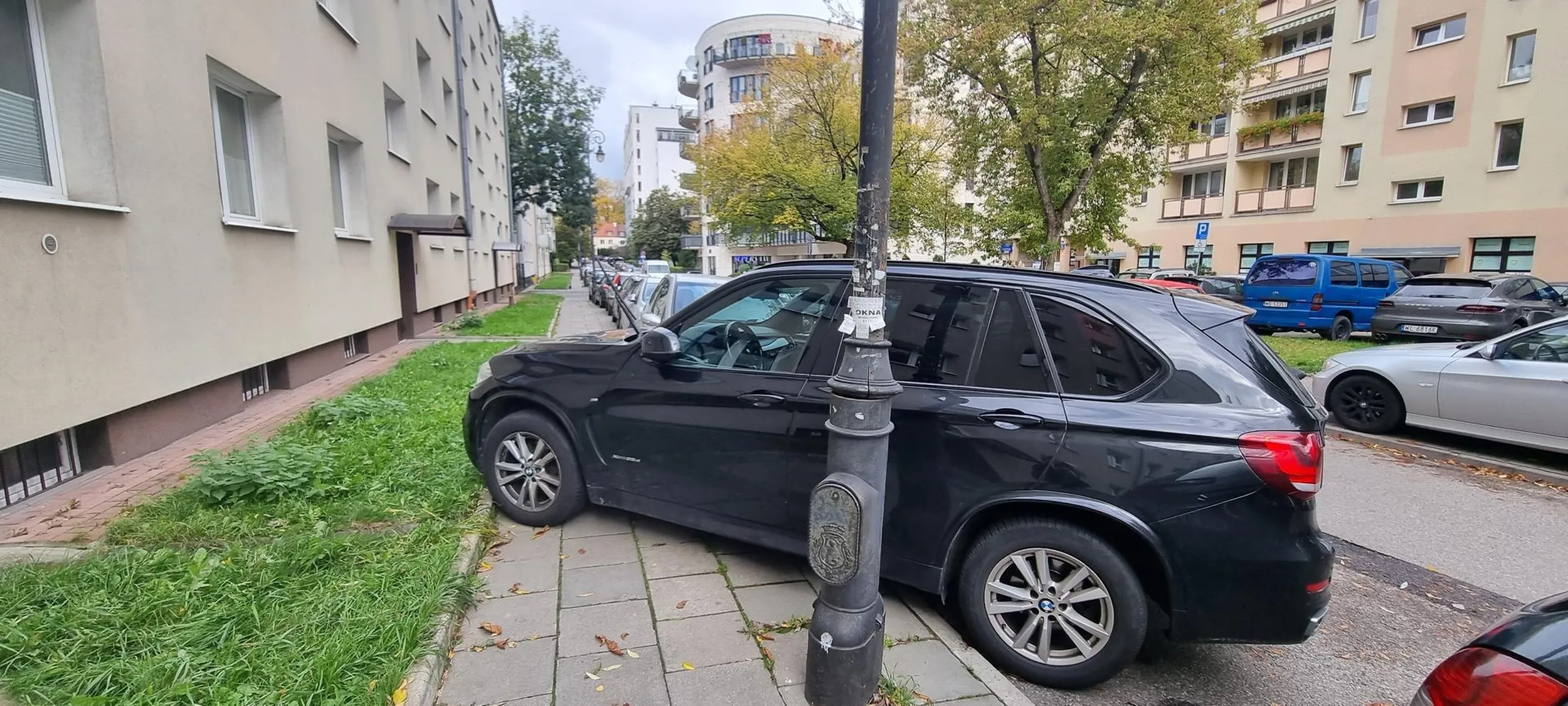 Tak oto użytkownik tego BMW parkuje na przeciwko ośrodka rehabilitacji, gdzie niejedna osoba wraca tym chodnikiem do domu na wózku inwalidzkim