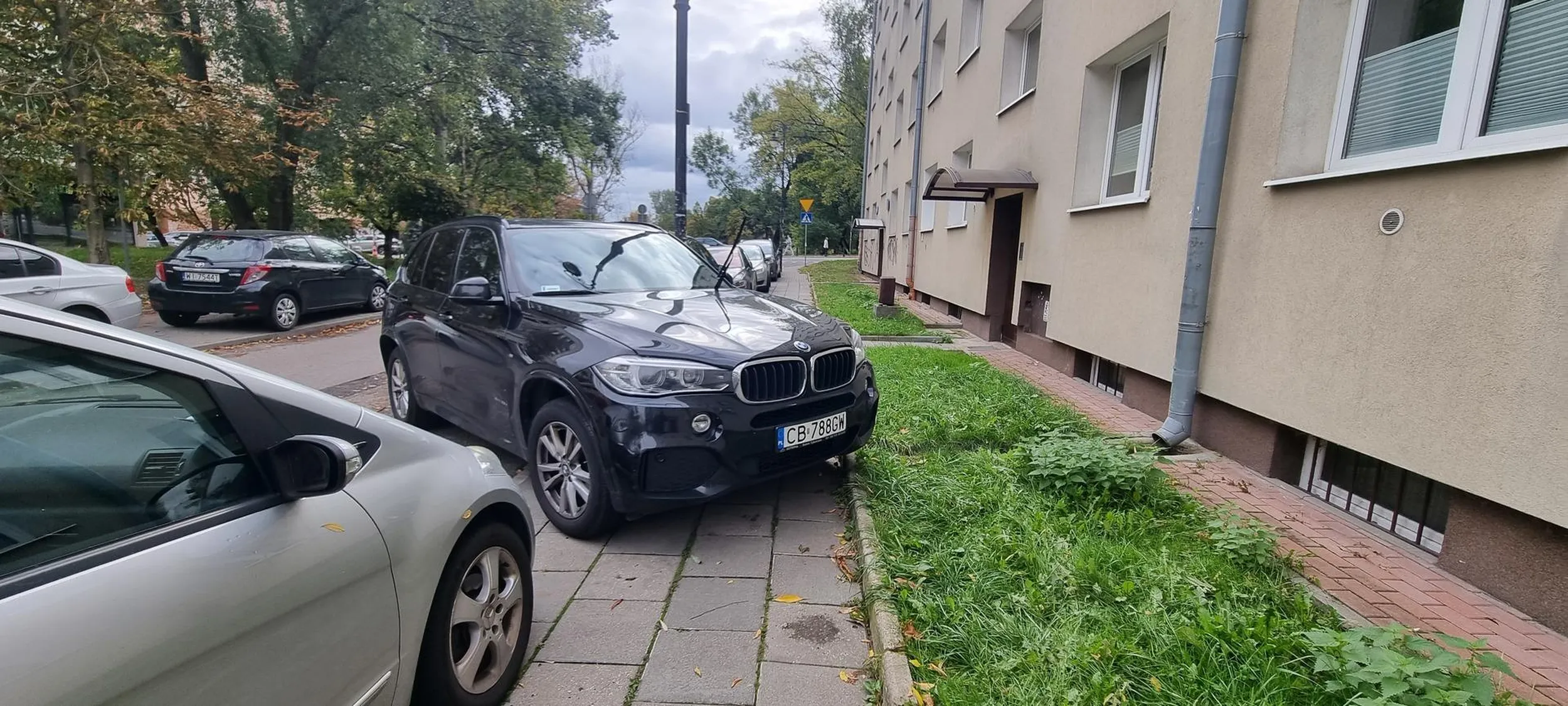 Tak oto użytkownik tego BMW parkuje na przeciwko ośrodka rehabilitacji, gdzie niejedna osoba wraca tym chodnikiem do domu na wózku inwalidzkim