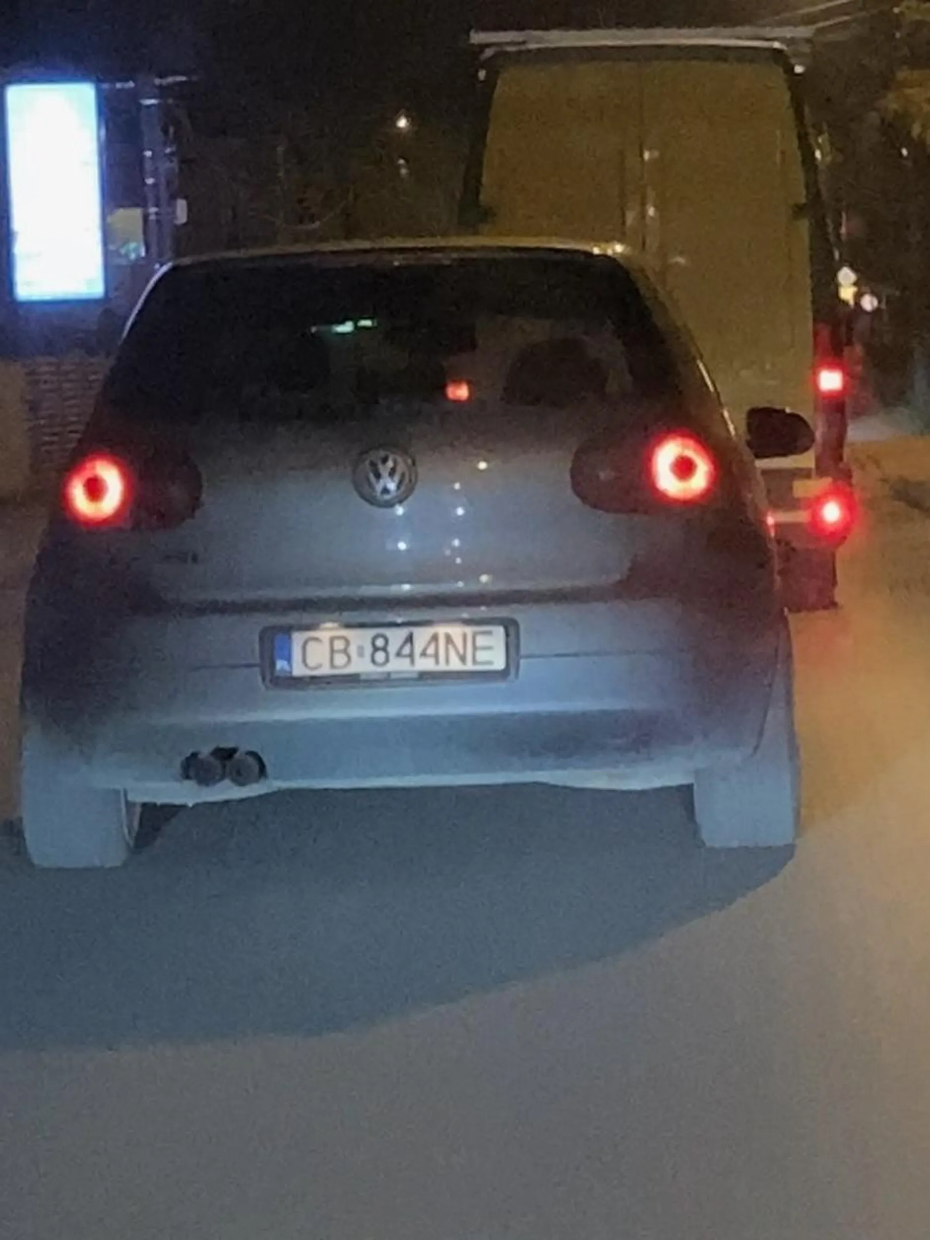 Kierowca nie przestrzega przepisów ruchu drogowego. Wydaje mu się, że ulica to tor wyścigowy. Pojazd ma przerobiony, głośny pierdzący wydech. Takim powinno się zabierać prawo jazdy