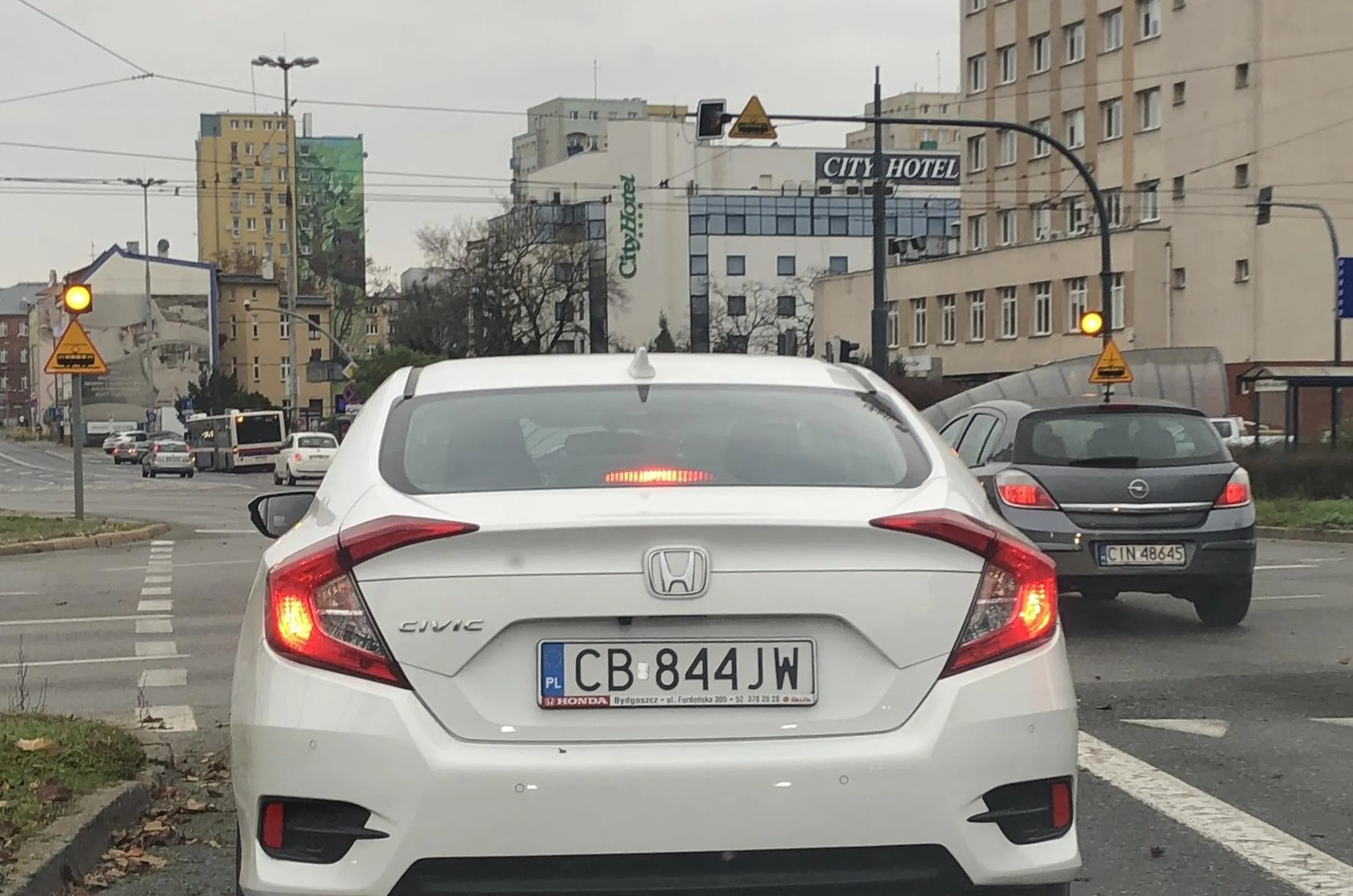Pani jeździ jak niepoważna, bez zawahania wjeżdża na czyjś pas prosto przez czyjąś maską, nie zwracając uwagi na możliwe konsekwencje, takim ludziom powinno się zabierać prawo jazdy i dostęp do pojazdów silnikowych