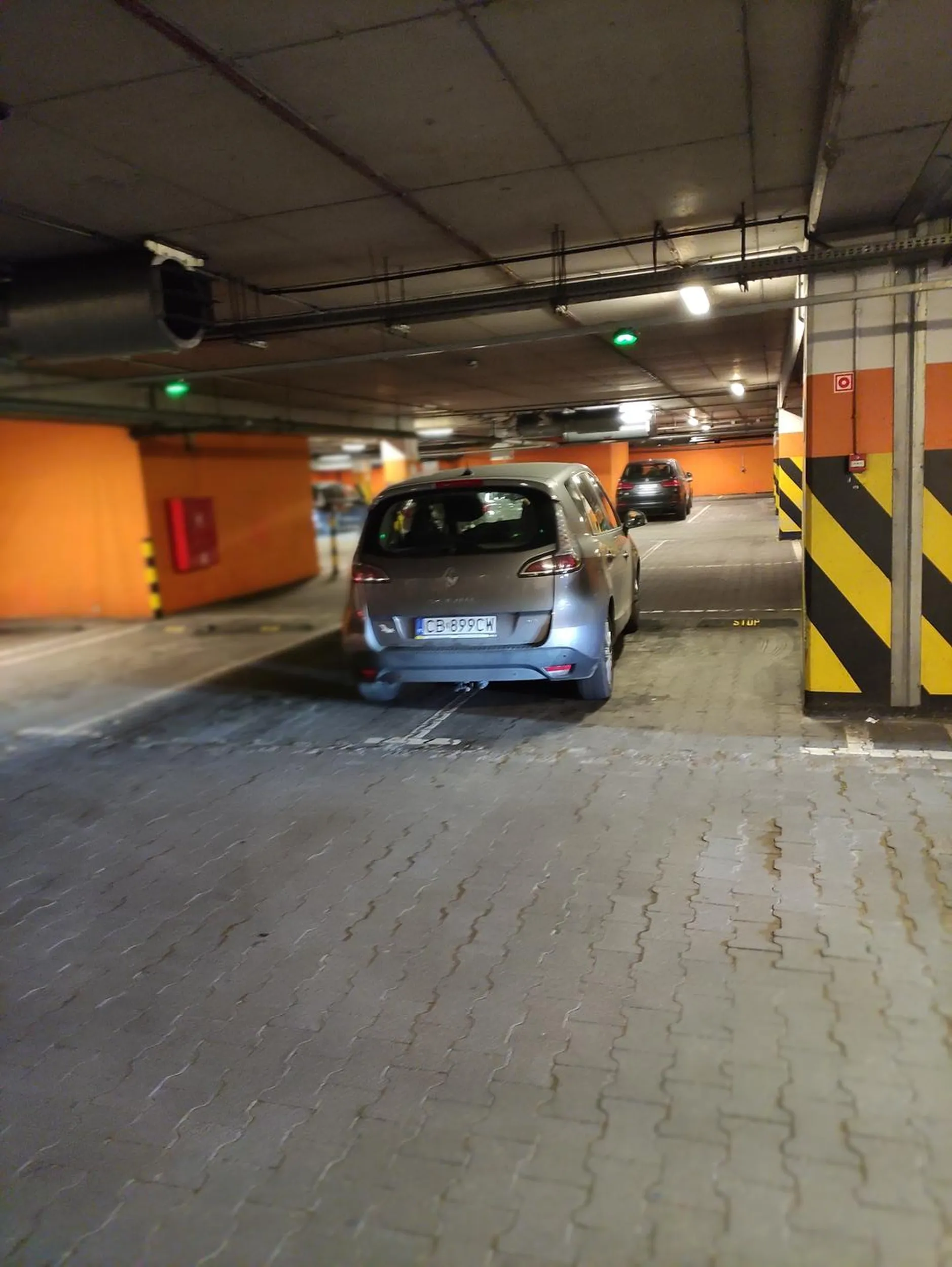 Nie uprzejma pani blondynka staje na dwóch miejscach