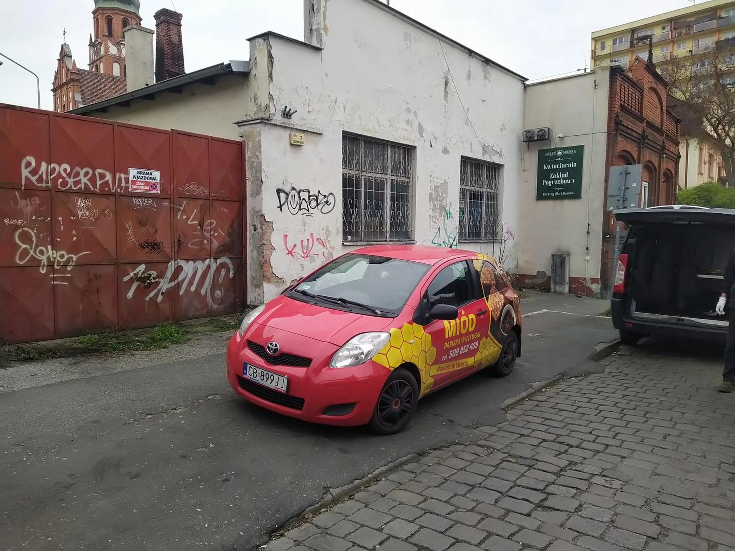 To nic, że wyznaczone obok miejsca do parkowania są wolne. Lepiej zastawić bramę. A ty zamiast spokojnie podjechać pod magazyn i wyładować towar to musisz nosić wszystko kilkadziesiąt metrów :/