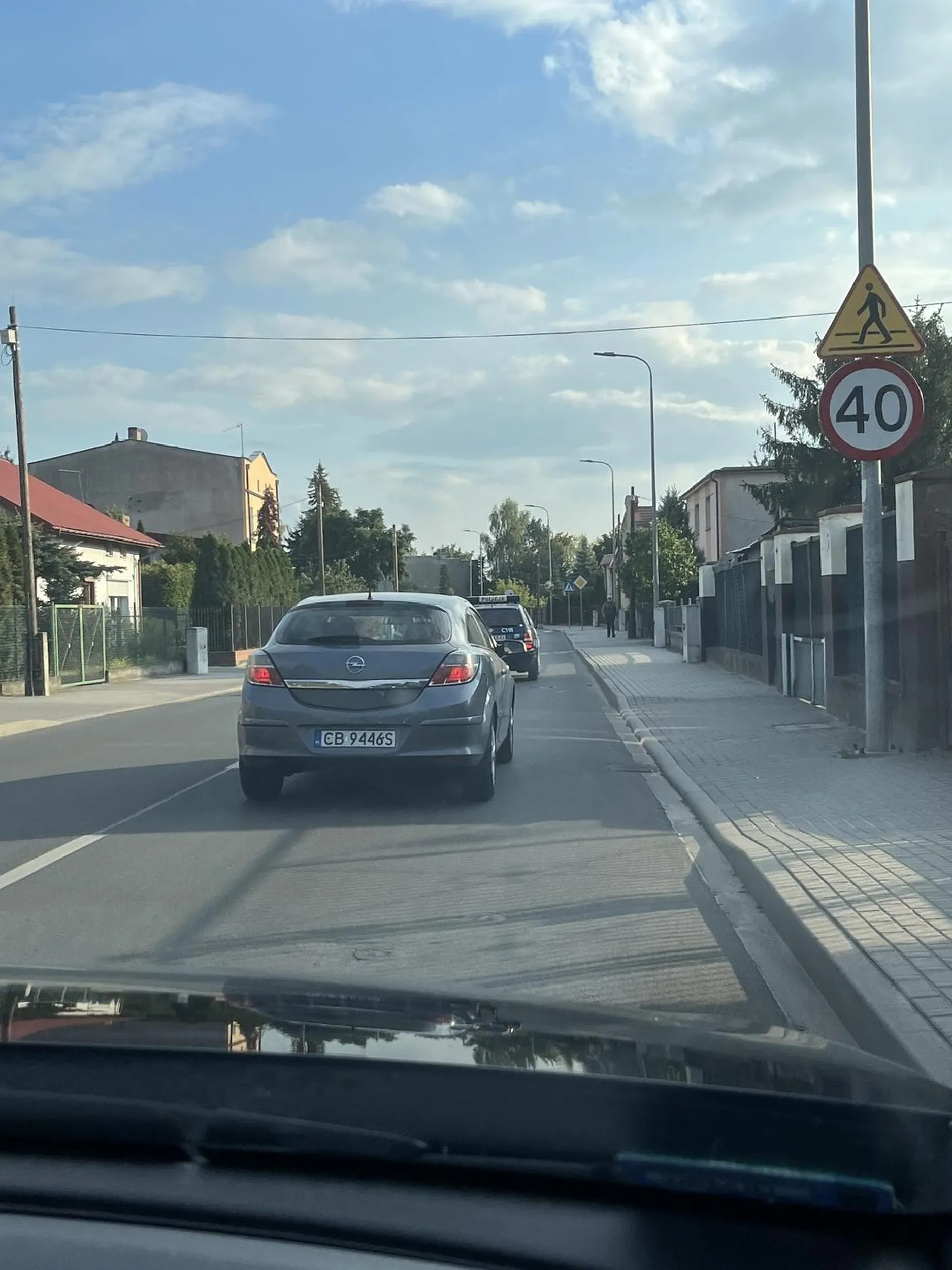 Jeździ bardzo przepisowo, zachowuje odpowiednią prędkość, nie zapomina o używaniu kierunkowskazów, w szczególności jadąc za policyjnym radiowozem. Pozdrawiam i miłego dzionka życzę ;)