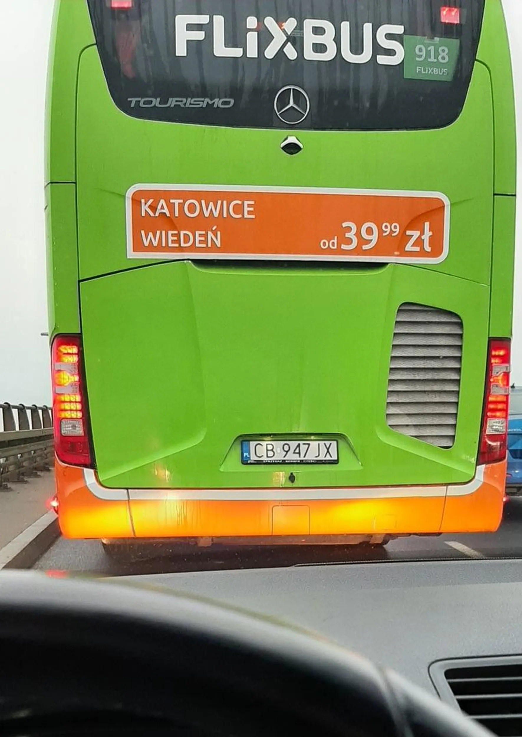 Człowieku! Naucz się jeździć! 22.11.22 przed 8:00 w al. Jerozolimskich w Warszawie (między Ryżową a 4 czerwxa 1989) zajechałeś mi gościu 2 razy drogę. Autobus to nie formuła jeden, gwałtowna zmiana pasów taką kolubryną?!