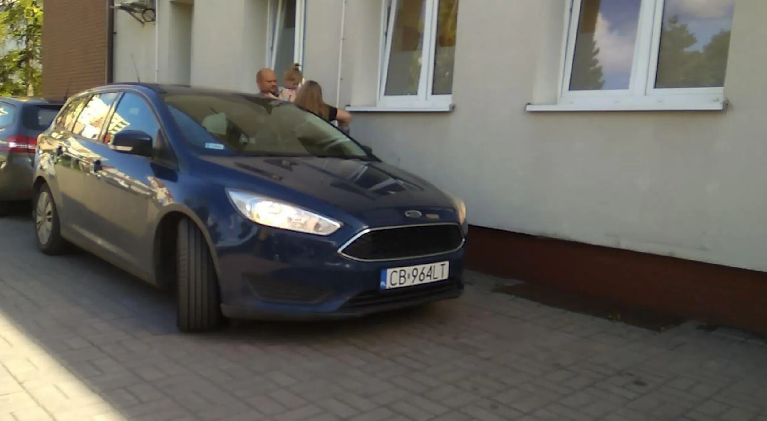 pod placówką zdrowia i na włączonym silniku cały czas, gratuluję