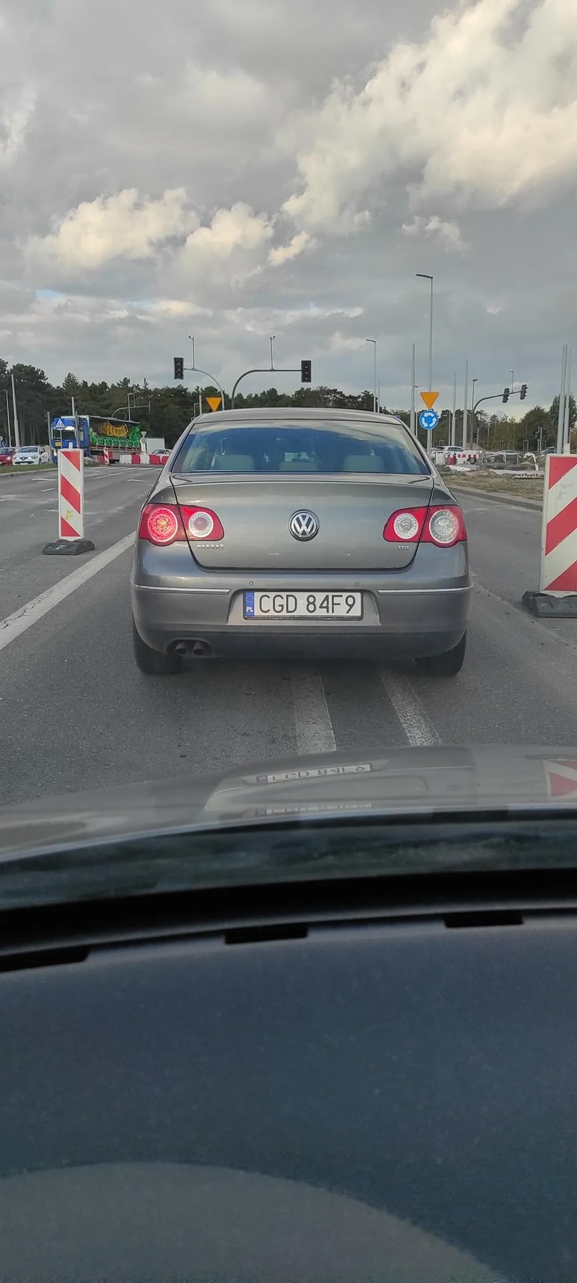 Blerwa z prawem jazdy za głupotę. Zmiana pasa całkowicie bez spojrzenia w lusterka.