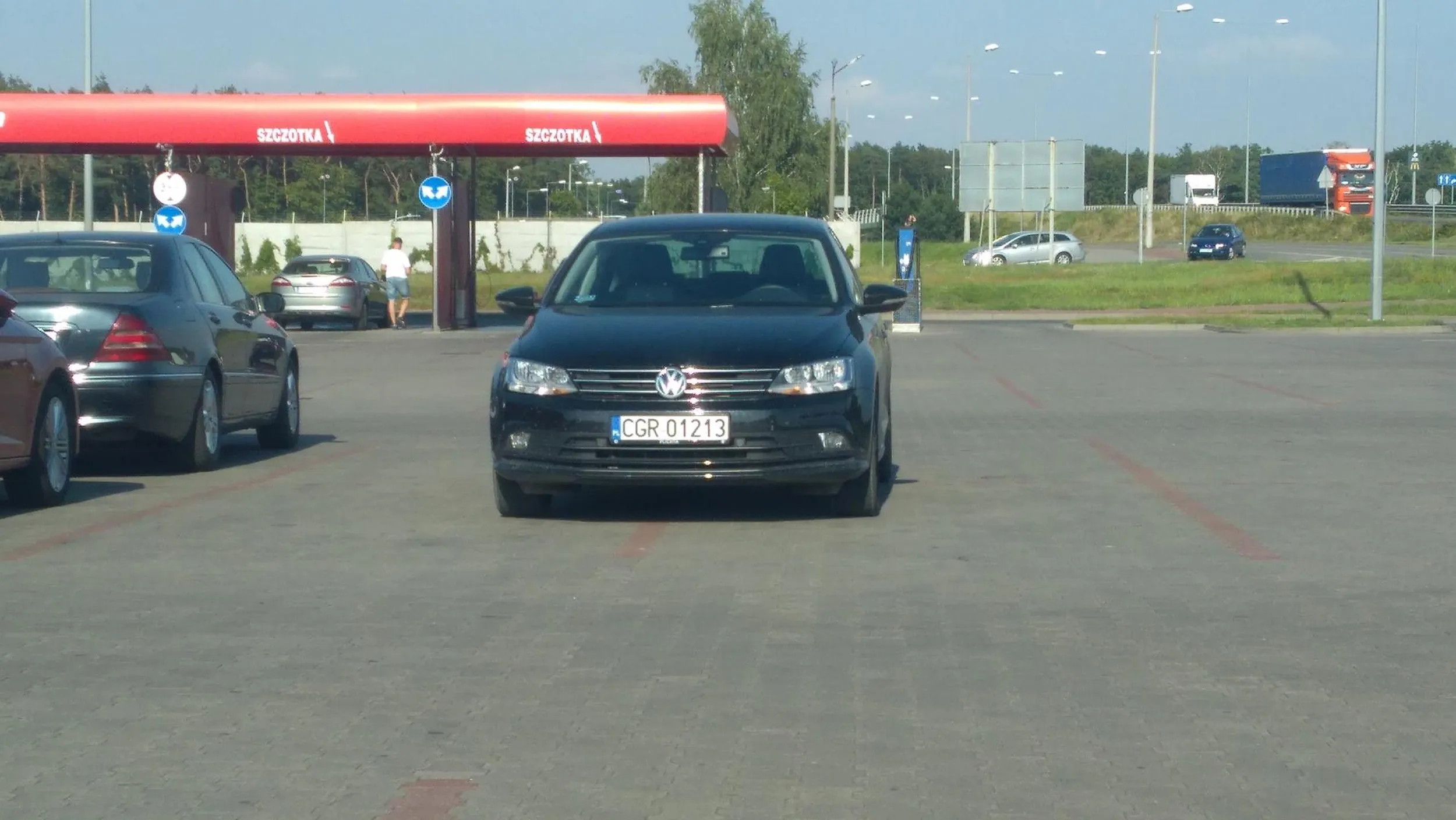 Naprawdę mistrzostwo! Zajęte cztery miejsca parkingowe.na pustym parkingu!? Wieś śpiewa i tańczy! Galeria Grudziądzka