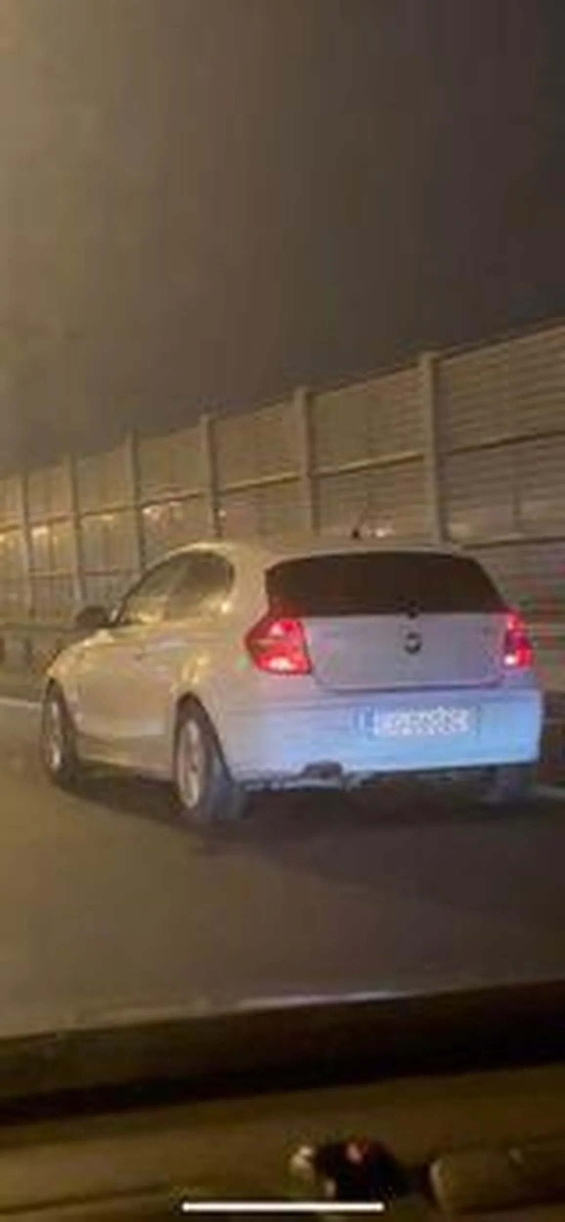 Pani postanawia włączyć się do ruchu na dwupasmówkę w mieście jadąc 10km/h zmieniając przy tym 2 pasy ruchu na skrajny lewy na którym ja jadę dobre 60km/h z górki przy 0 stopni C, 15 metrów przede mną. Hamulec do deski, zatrzymałem się na zderzaku. Niby nie było słychać uderzenia, ale widząc czarne ślady lakieru na zderzaku bmw zasygnalizowałem, aby Pani sie zatrzymała, aby wyjaśnić i zweryfikować. Pani rura na ekspresówkę i tyle ją było widać. Nie pozdrawiam. Zabrać prawo jazdy.