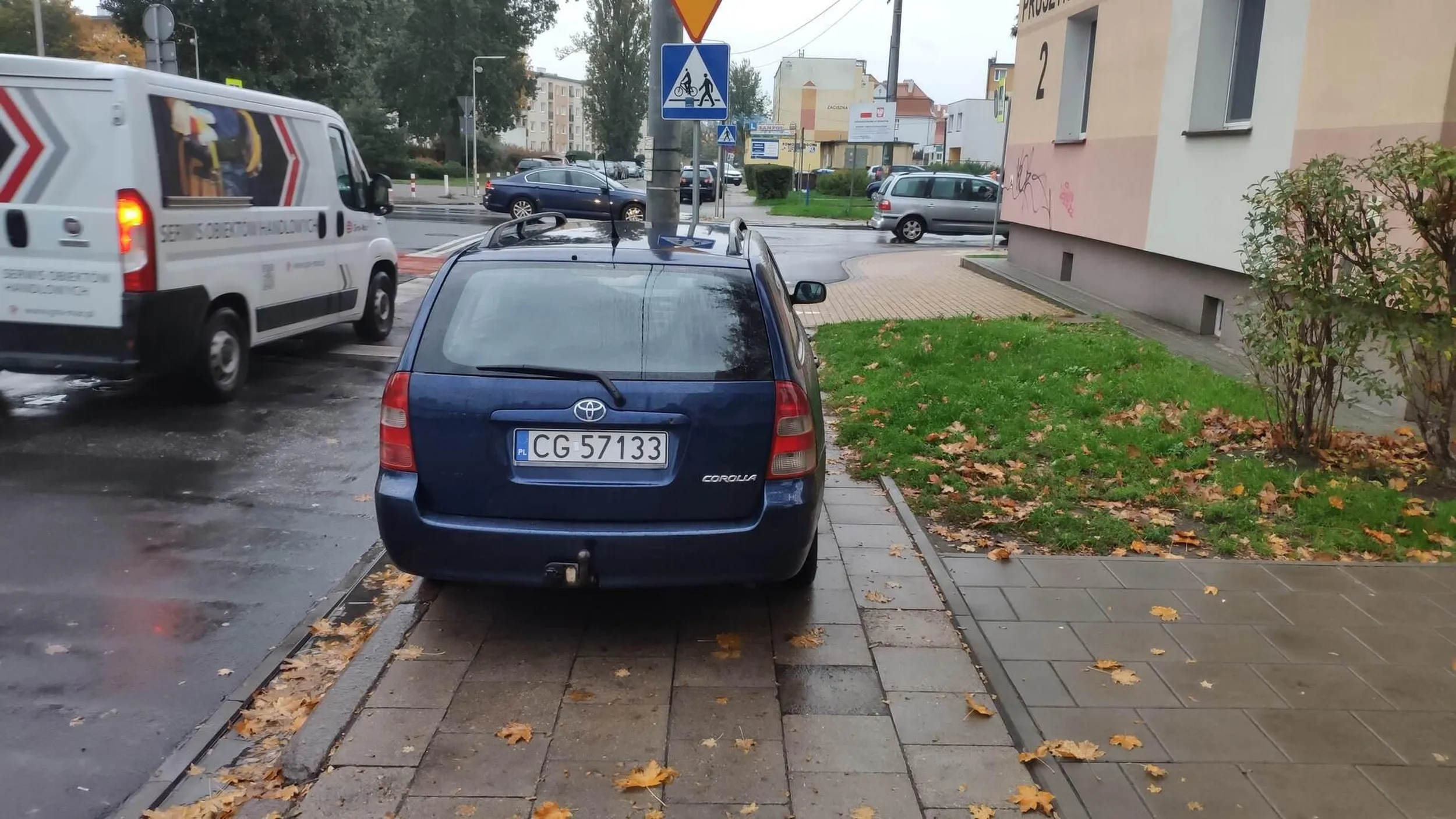 Pomimo wielu wolnych miejsc parkingowych wokół pan postanowił przez 3 godziny okupować chodnik bezpośrednio przed przejściem