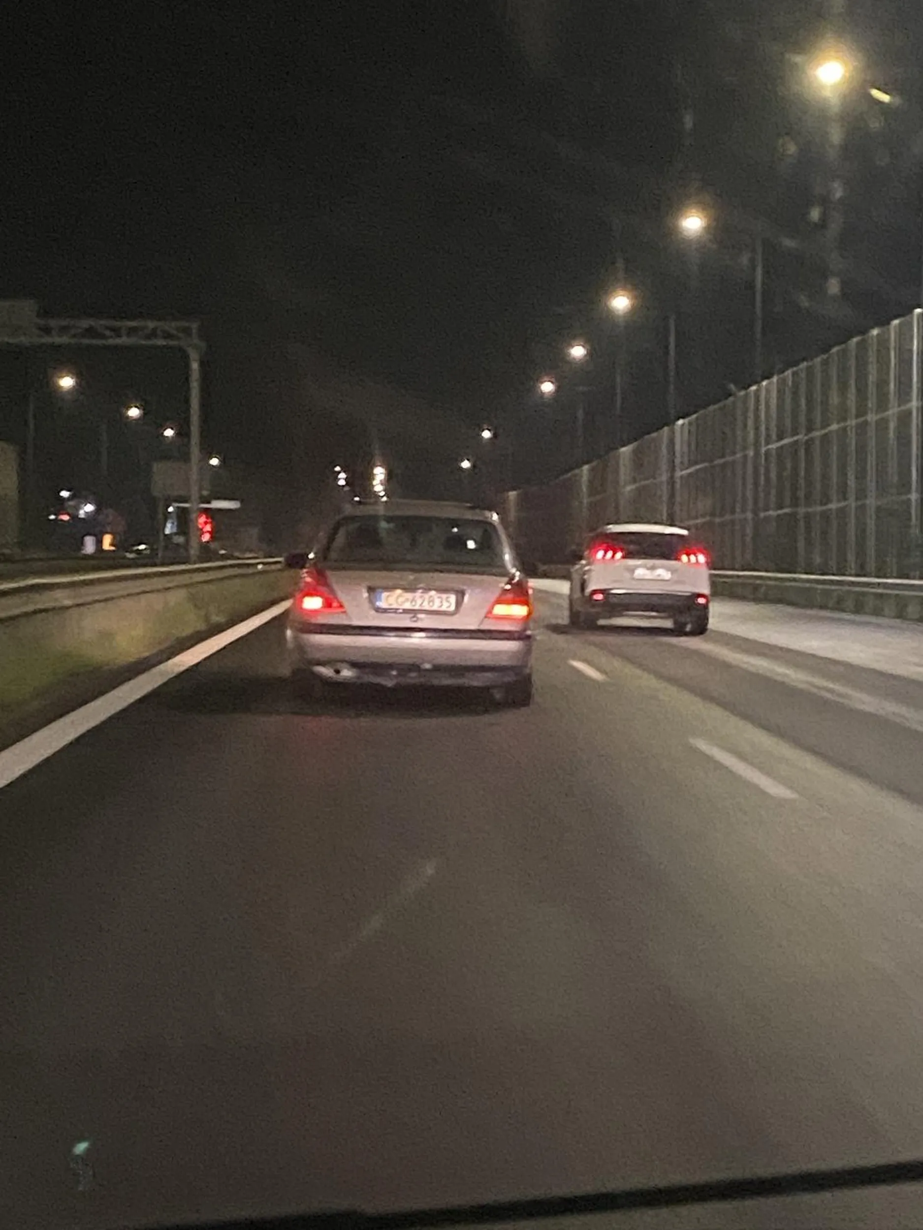 Lewym pasem się wyprzedza, w Polsce jest ruch prawostronny, a ty jedziesz od 15 minut lewym, mnóstwo miejsca z prawej. W końcu cię trzeba wyprzedzać z prawej, bo nie puścisz. I wyłącz halogeny mercedresiku