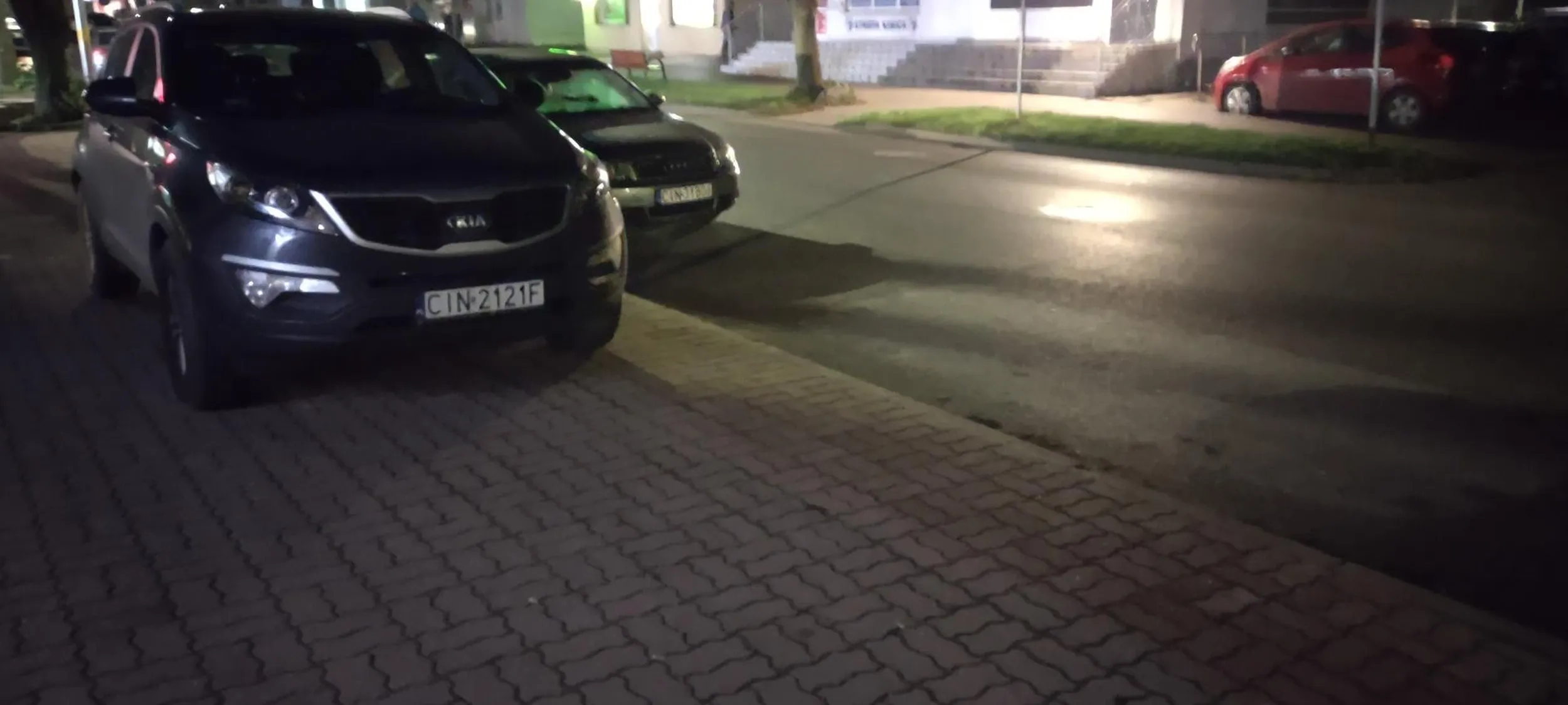 Parkuje na chodniku mimo że obok na miejsce