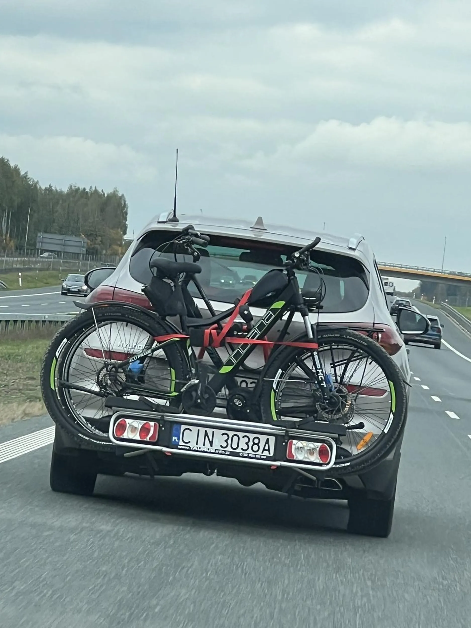 Trasa Lublin Warszawa Gość od 40min blokuje lewy pas.