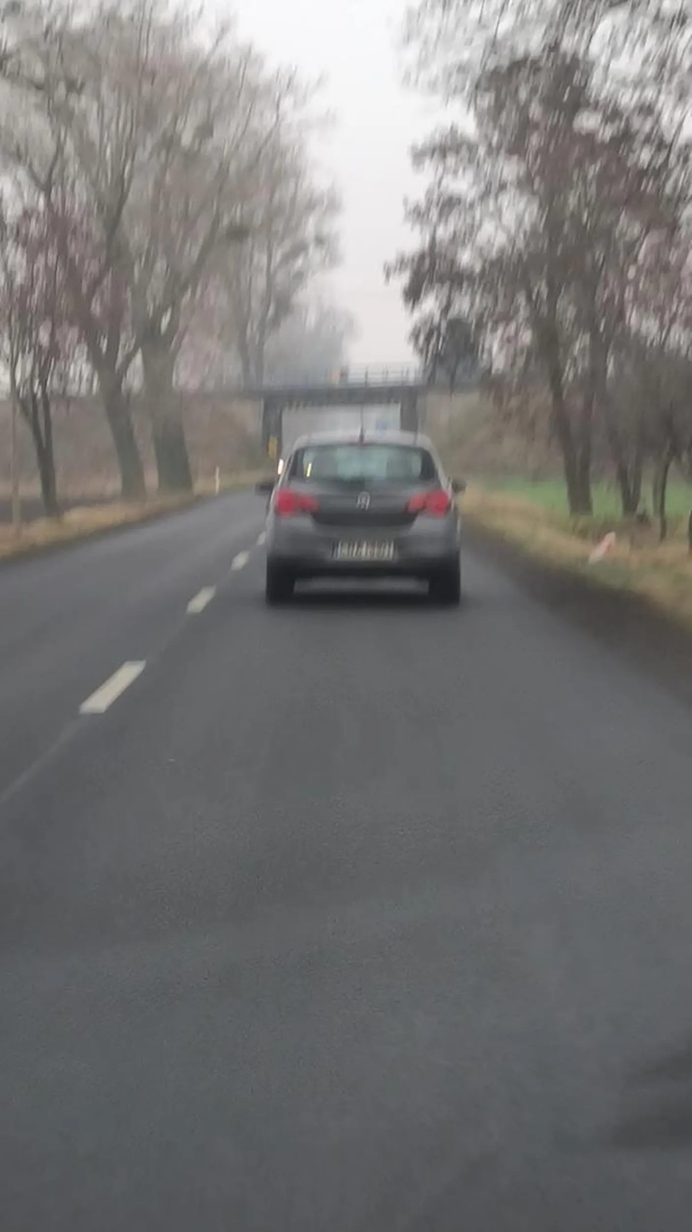 Kierowca nie potrafi wyprzedzać. Zapchnol by mnie z  drogi. Manewr wyprzedzania kończy się po minięciu pojazdu wyprzedzanego a nie na jego wysokości. Gdyby nie klakson strach pomyśleć. Uważać na kierowcę.