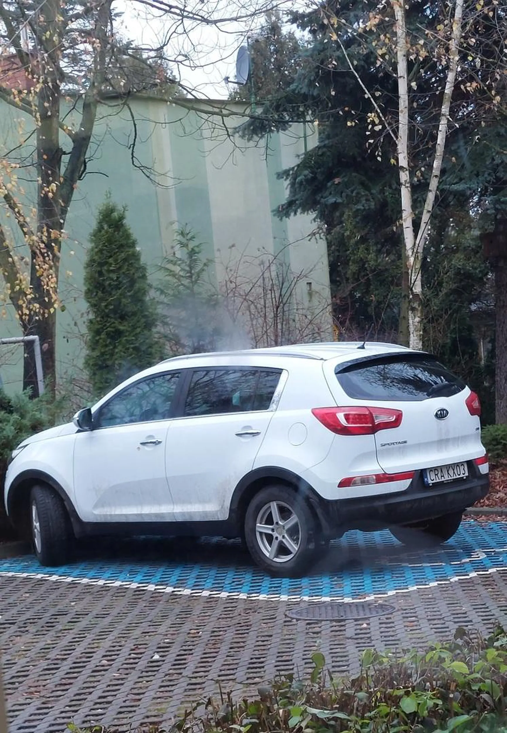 Ten kierowca zajmuje miejsca dla niepełnosprawnych a jest jak najbardziej sprawnym człowiekiem. Co gdyby osoba niepełnosprawna chciała tam zaparkować