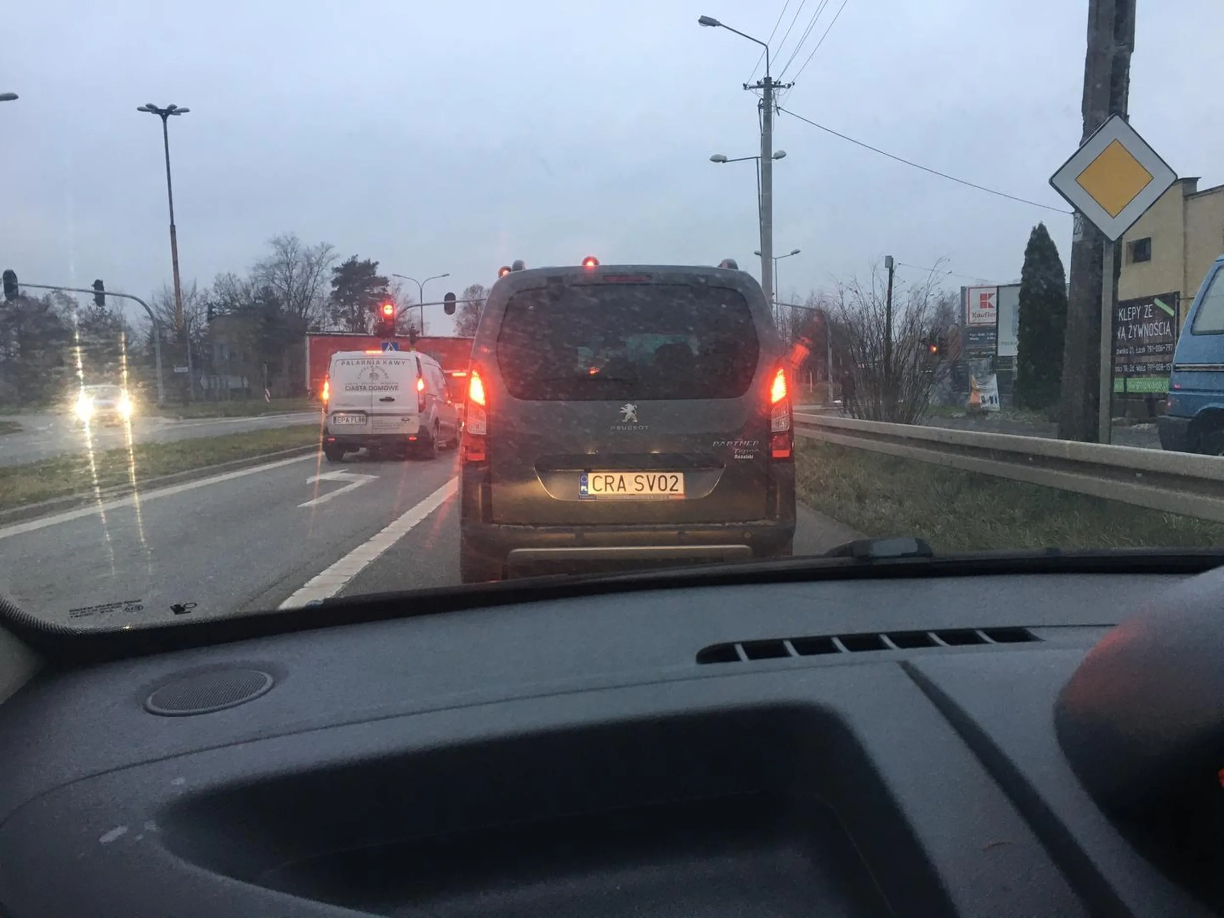 Jedno światło stopu Ci nie działa. Napraw proszę.