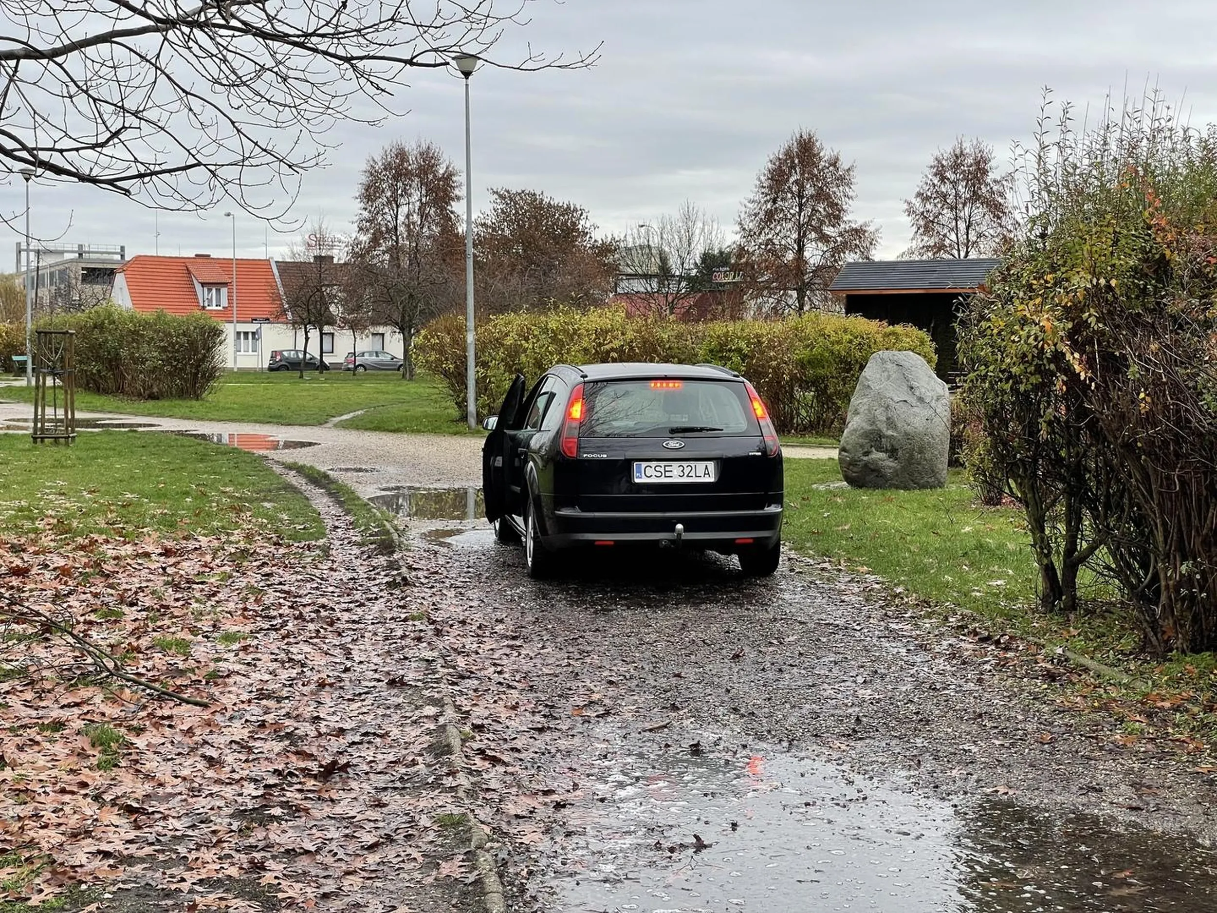 Jeździ po chodnikach i ścieżkach w parku.