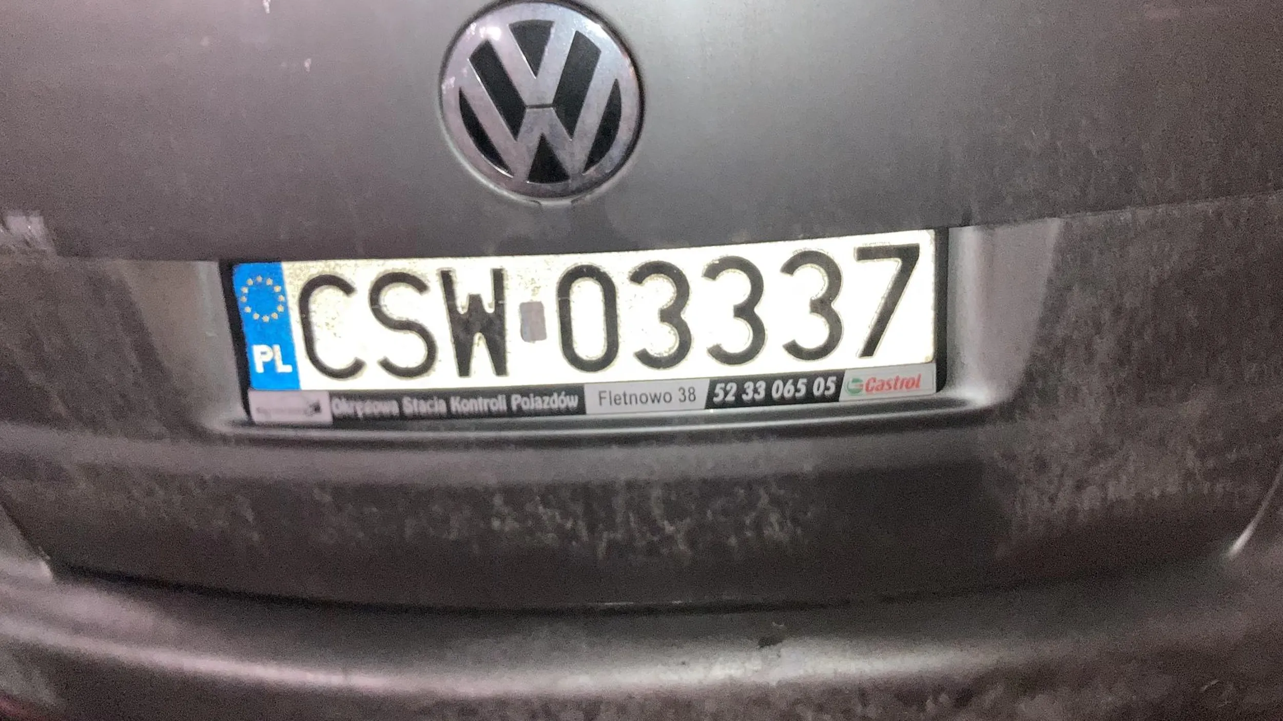 Środkowy palec dla niewychowanej łajzy. Niedosyt ze na praktycznie pustym parkingu upatrzył sobie miejsc obok mojego auta ciasne. To jeszcze wielkie pretensje ze proszę aby wyjechał bo nie wsadzę dziecka do auta. Na co wielce obruszony zaczął się rzucać ze są linie. Po pierwsze czerwona kostka brukowa nie jest linia. Linia jest biała. Mam nadzieje że spotka szybko kara
