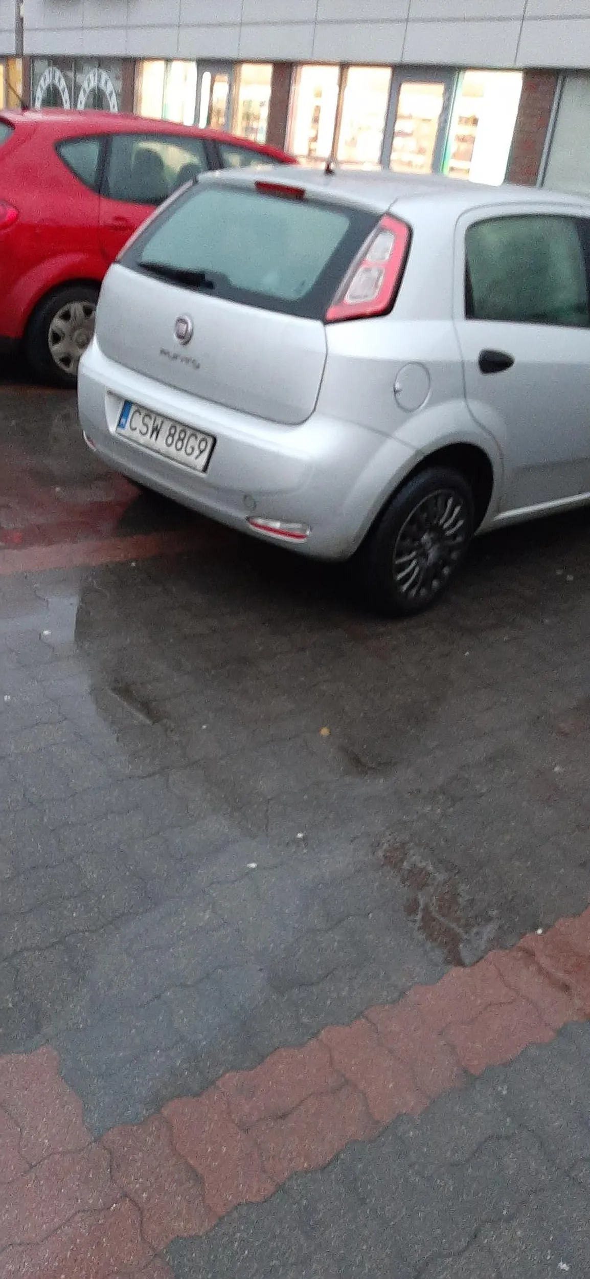 Naucz się parkować człowieku a nie 2 miejsca zajmujesz