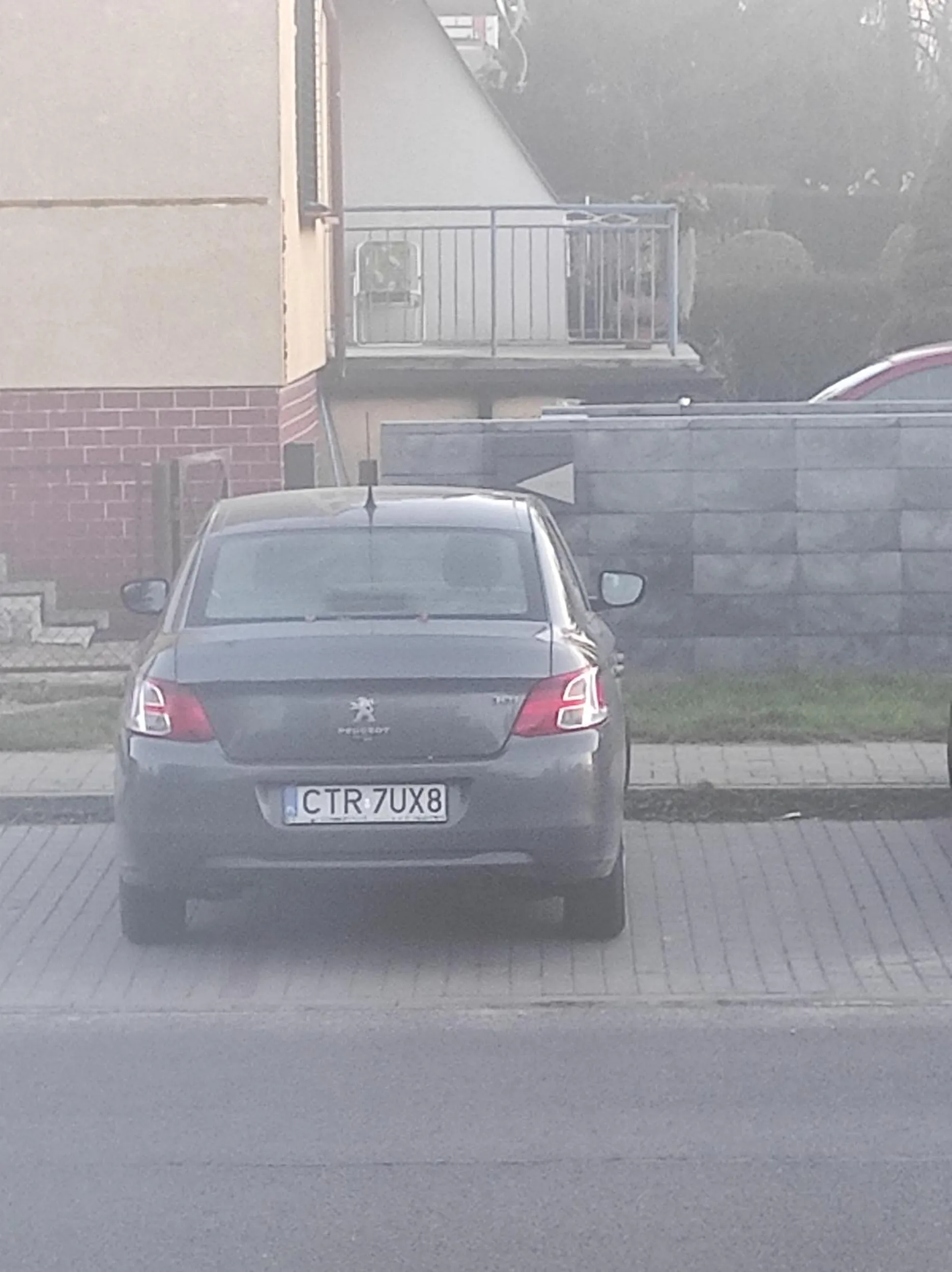 Na wsi można zaparkować na środku pola, ale parking w mieście można szanować. Więcej kierowców chce znaleźć miejsce parkingowe, a nie tylko Pani :)