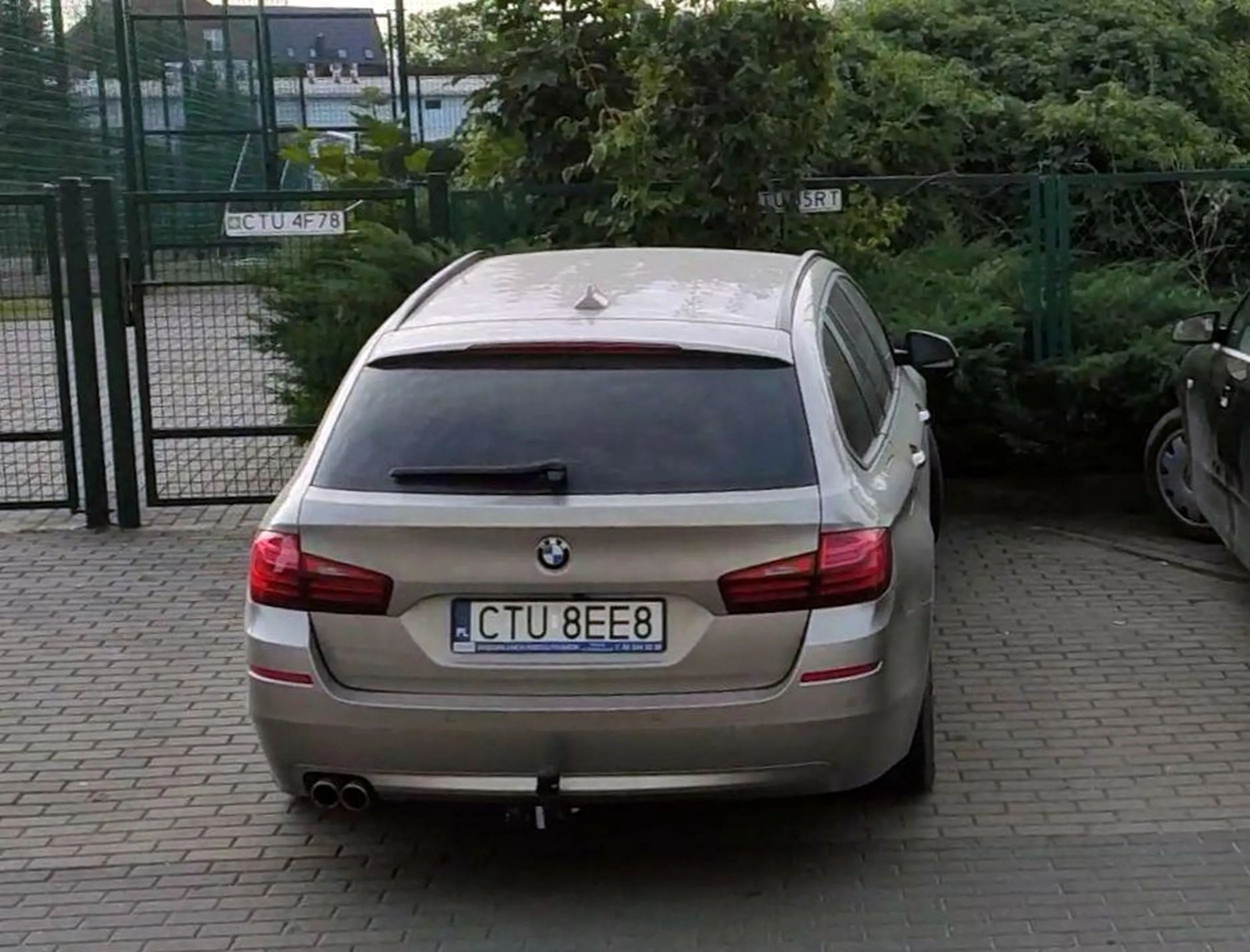 Przeciez widzisz dziadu ze to czyjes miejsce jak tak mozna ludzie, szanuj innuych!!