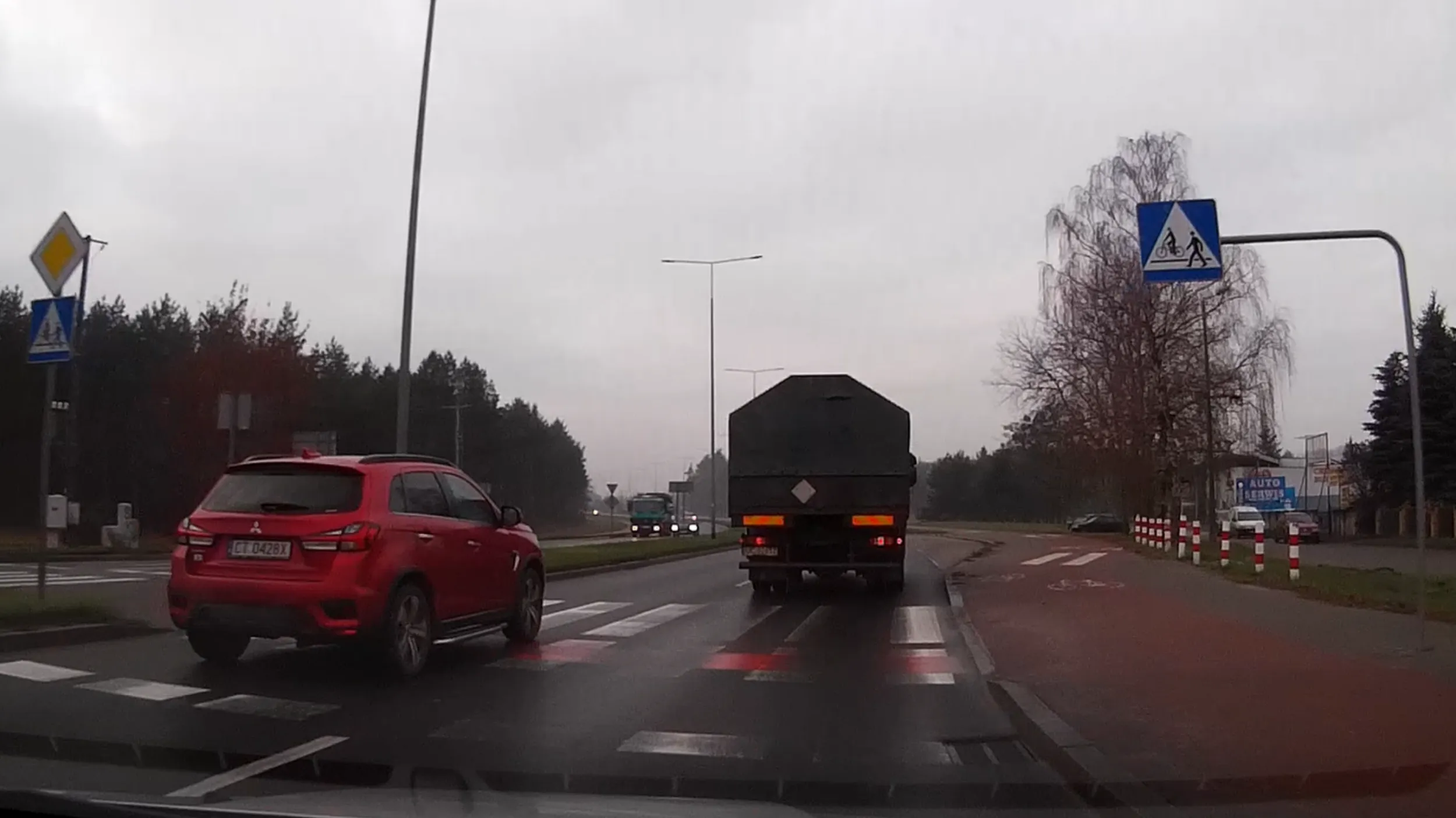 Na przejściu dla pieszych się nie wyprzedza!