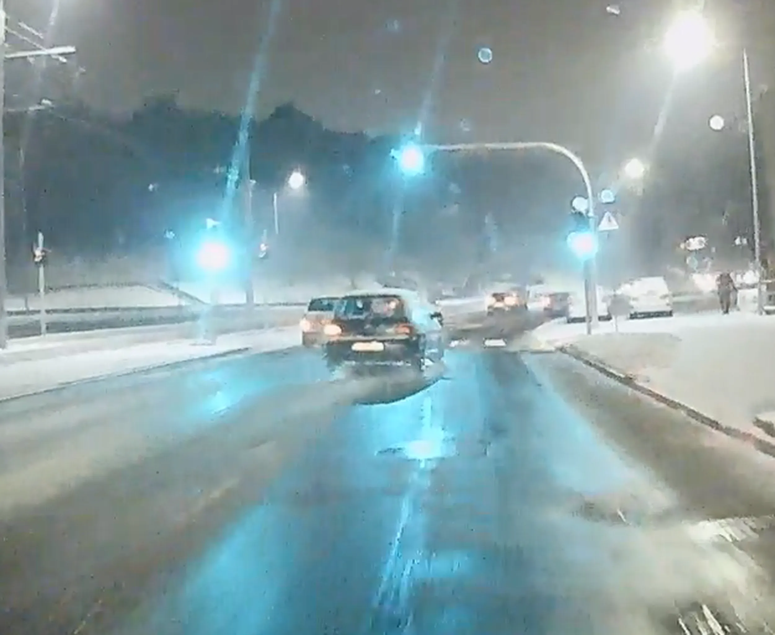 Gdyby nie to, że na nagraniu nie widać tablicy rejestracyjnej, poszedłbym na policję, żebyś dostał 15 pkt za wyprzedzanie na przejściu dla pieszych i by się skończyło twoje "Fake Taxi" w polówce.