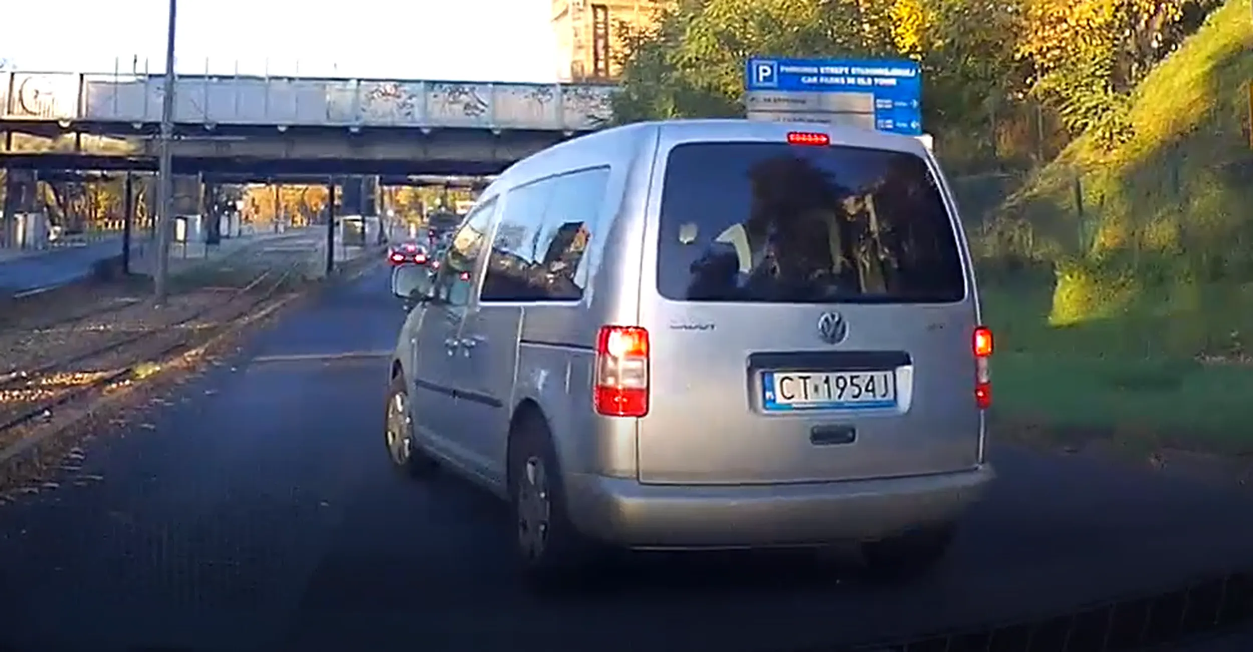 Szeryf. Prawy pas zapchany, blokuje lewy którym można chociaż trochę rozładować pas.