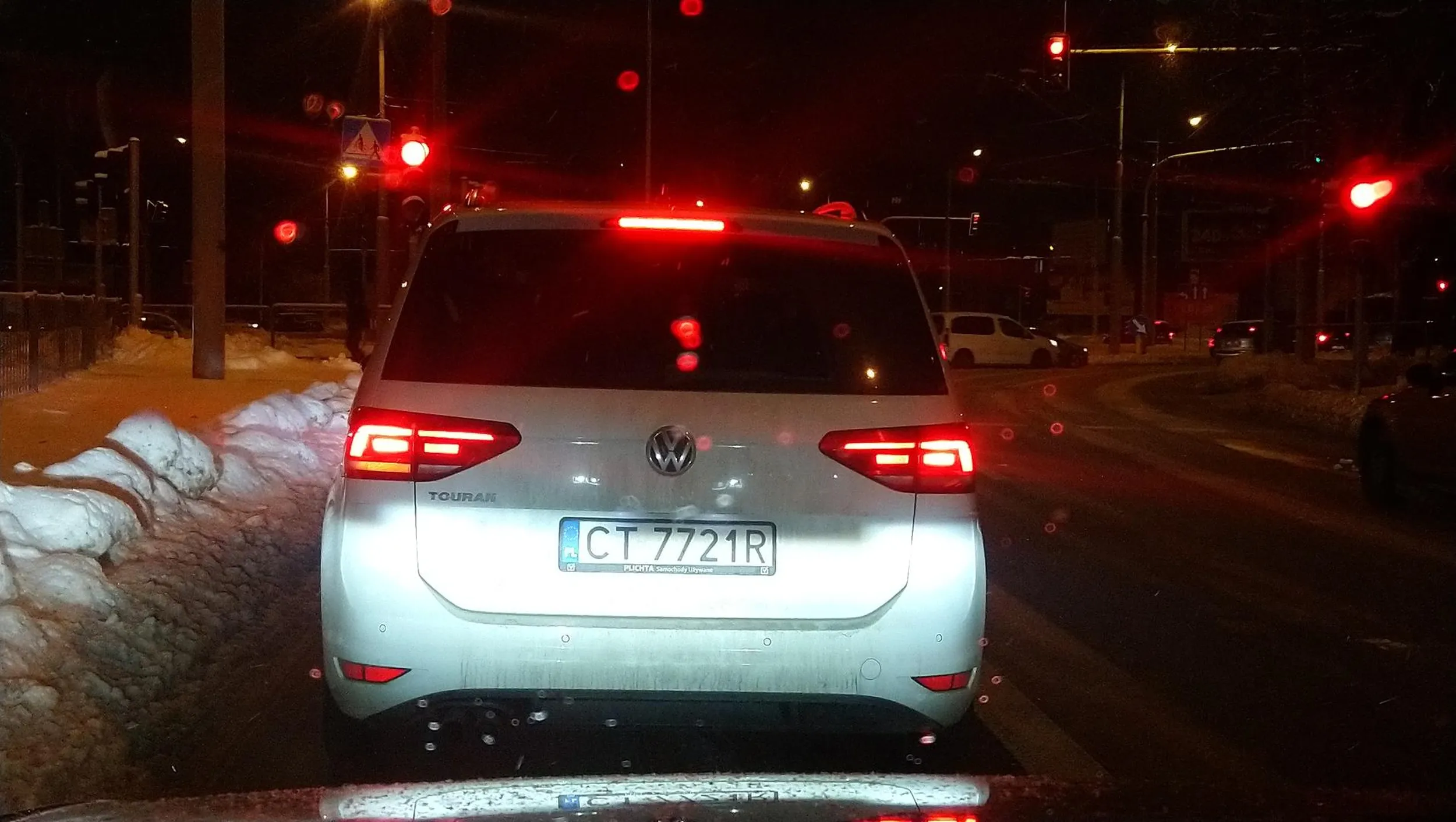 Wszyscy się zatrzymali przepuścić pieszego na przejściu, a ten matoł wszystkich ominął i prawie pieszemu po nogach przejechał. A 100  metrów dalej i tak mial czerwone na skrzyżowaniu. To prawdziwy Cham drogowy!!!