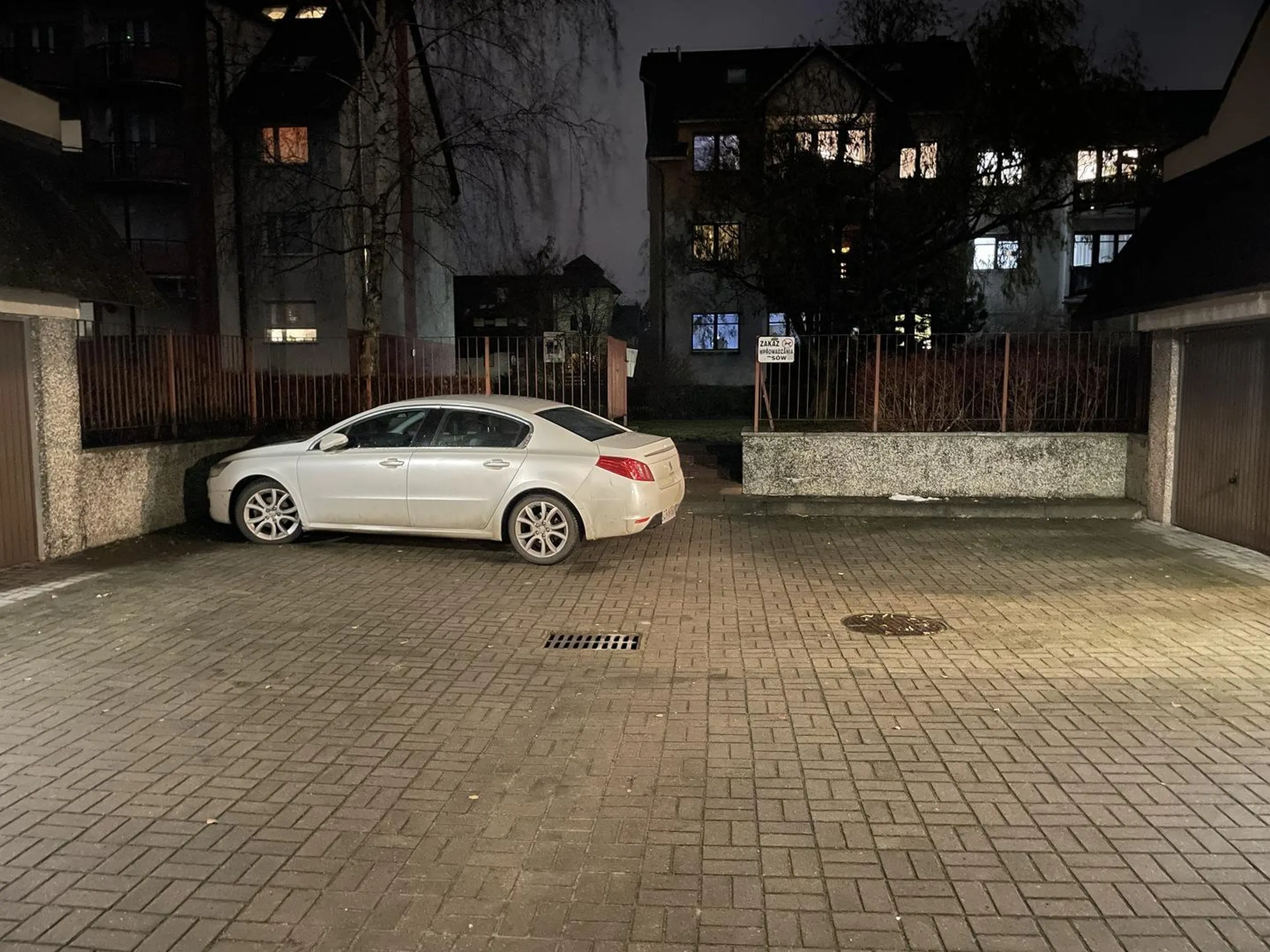 Nagminny parkowacz w zatokach garażowych