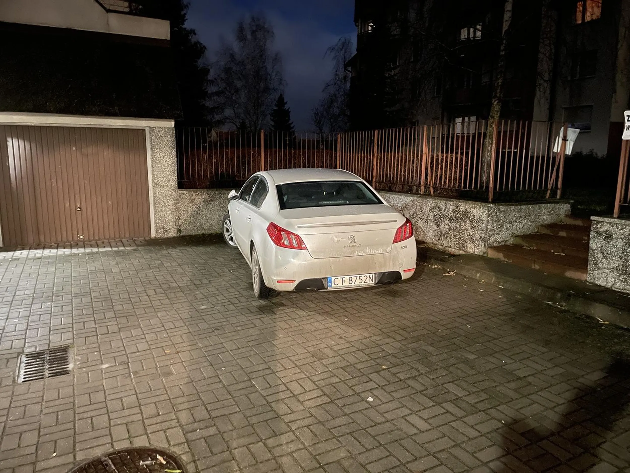 Nagminny parkowacz w zatokach garażowych