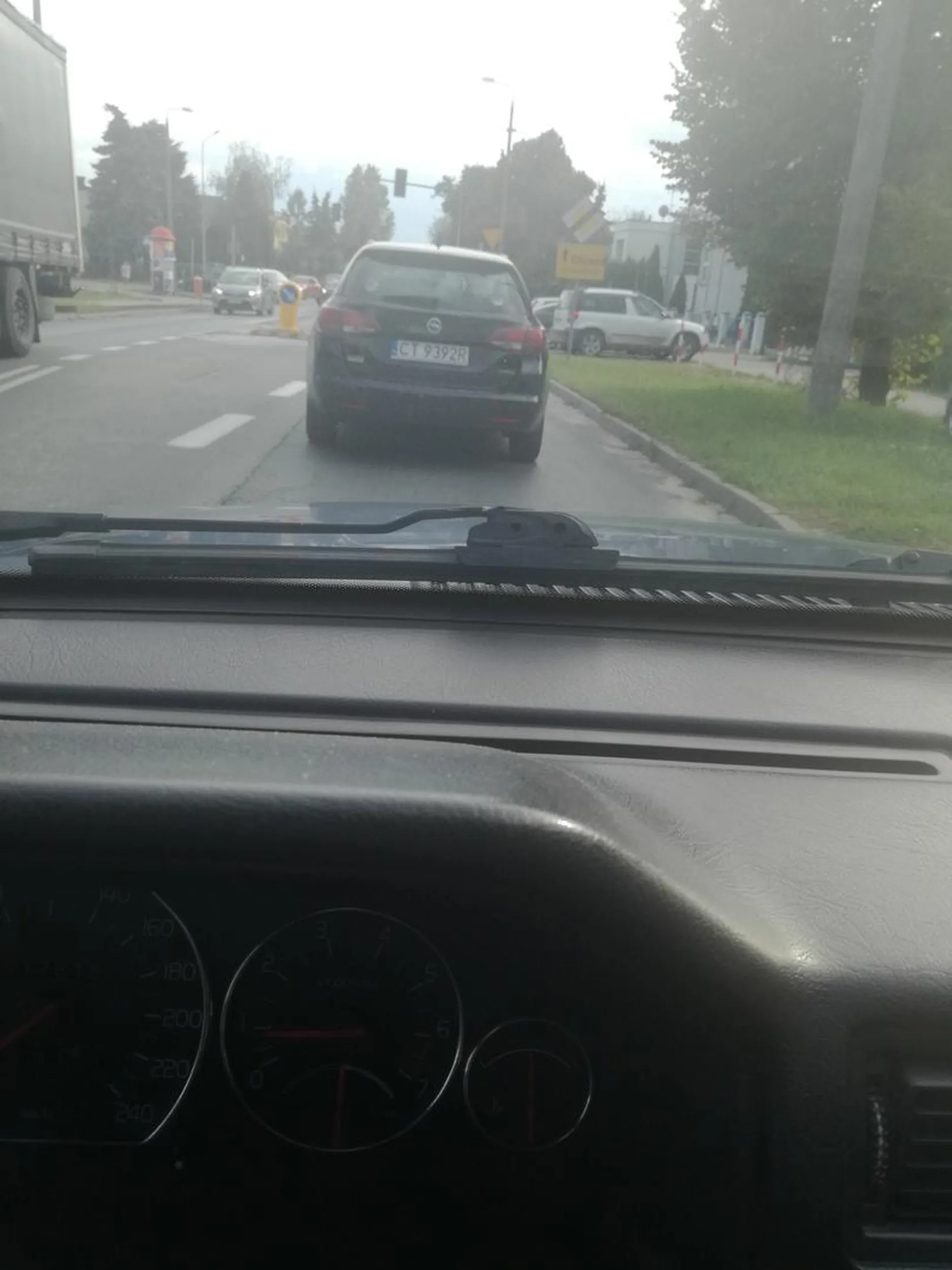 Pani przy wyjeżdżaniu z zatoczki parkingowej beztrosko omija samochód stojący na czerwonym na przejściu dla pieszych (pod szkołą!) nie czekając aż ją po prostu wpuszczę po zmianie świateł i przejeżdża pod prąd na czerwonym . Za jednym zamachem łamie kilka przepisów. Kawałek dalej na czerwonym wyciąga szczotkę i zaczyna się czesać, oczywiscie przegapiając zmianę światła na zielone. Wszystko to mając dziecko na tylnym siedzeniu.
