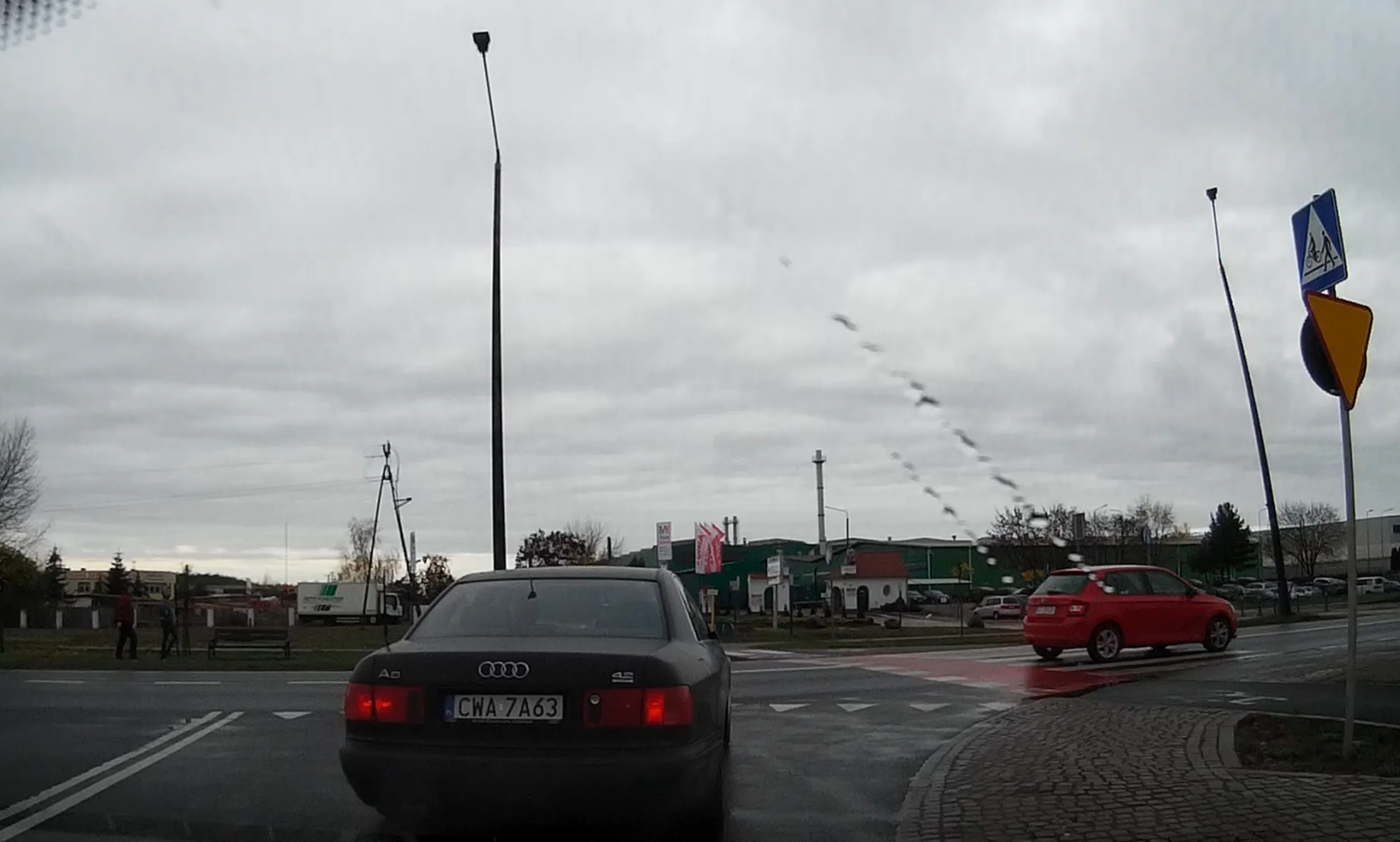 Auto z niesprawnymi kierunkowskazami. Nie sygnalizuje manewru.