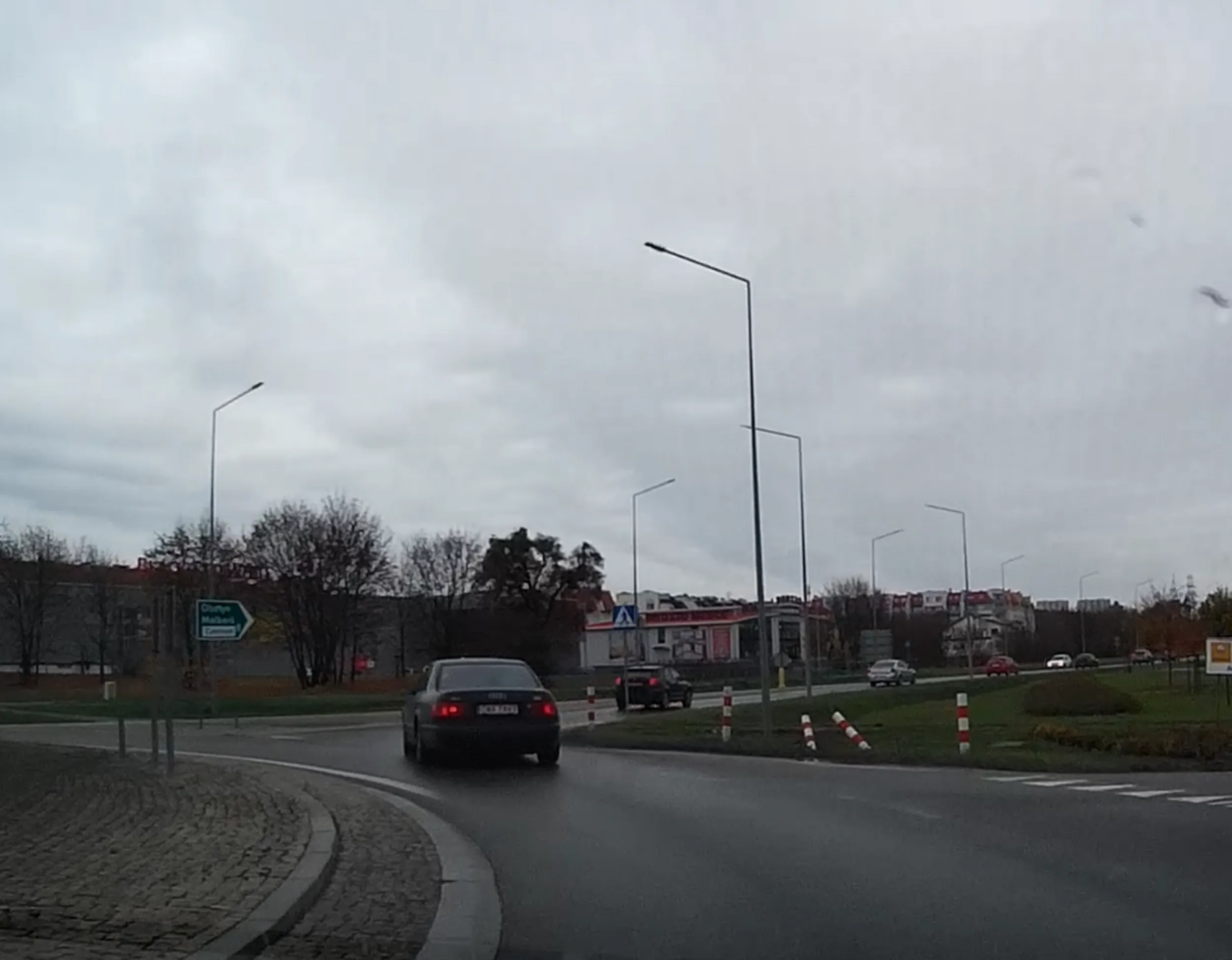 Auto z niesprawnymi kierunkowskazami. Nie sygnalizuje manewru.