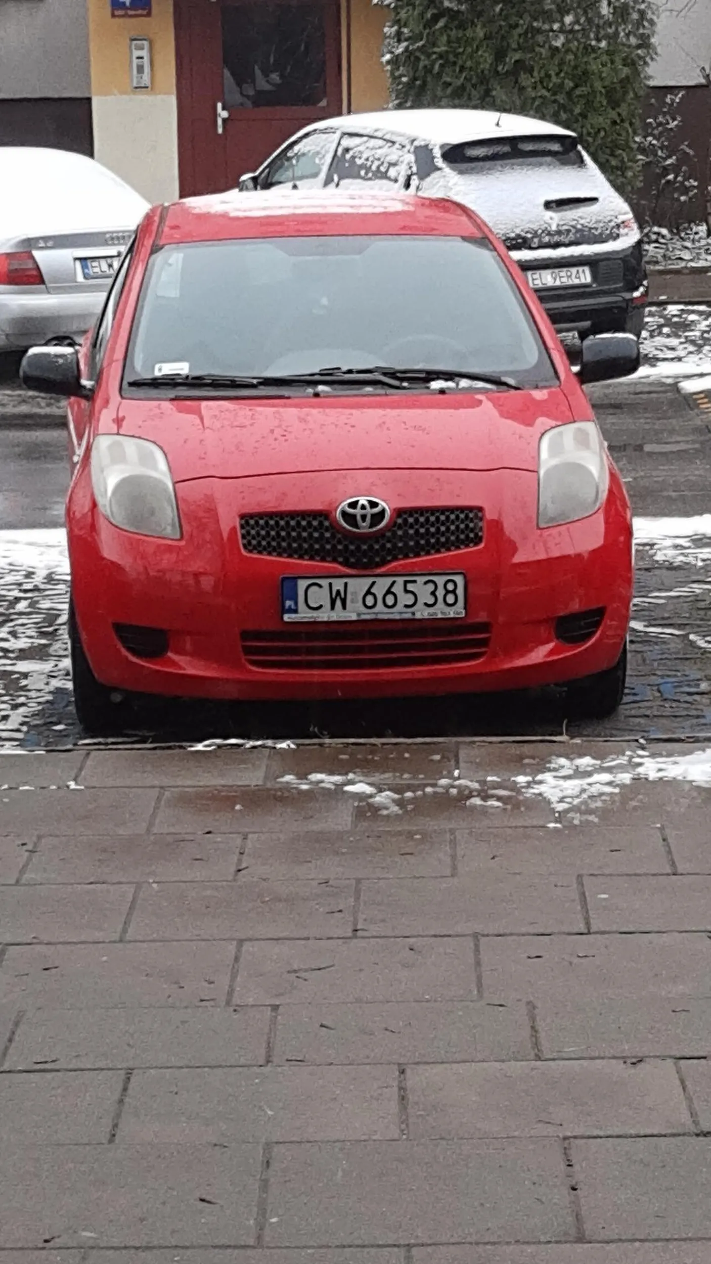 Osoba nie respektuje miejsc parkingowych dla osób niepełnosprawnych, blokując możliwość zaparkowania .