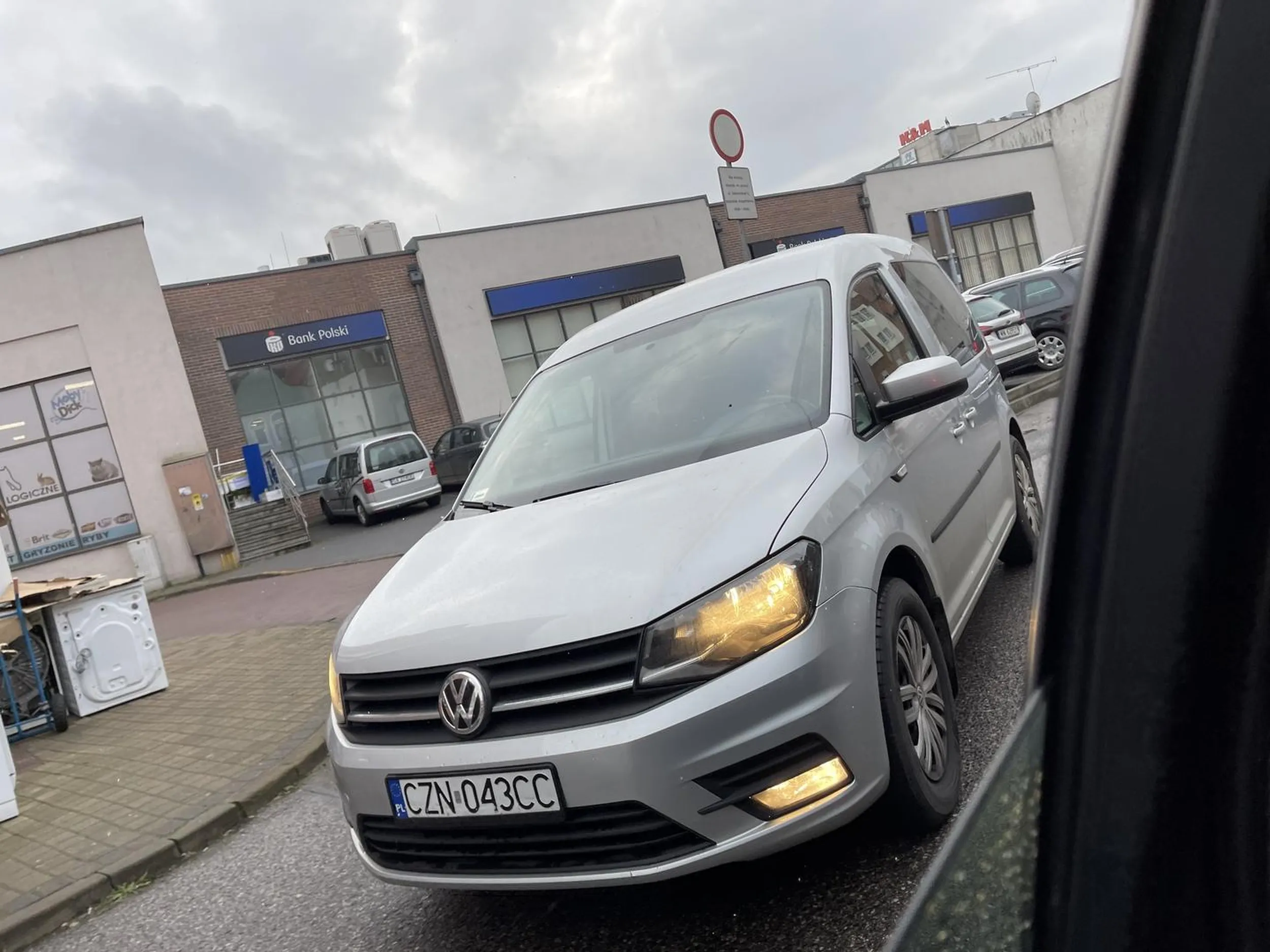 Typ nie patrzy jak cofa, gdy się trąbi by zwrócić jego uwagę, że za chwile cofnie we wyjeżdżający samochód, to się burzy, wysiada z auta, otwiera sobie drzwi do auta które niemal by uszkodził i mordę piłuje. Uprzedzam