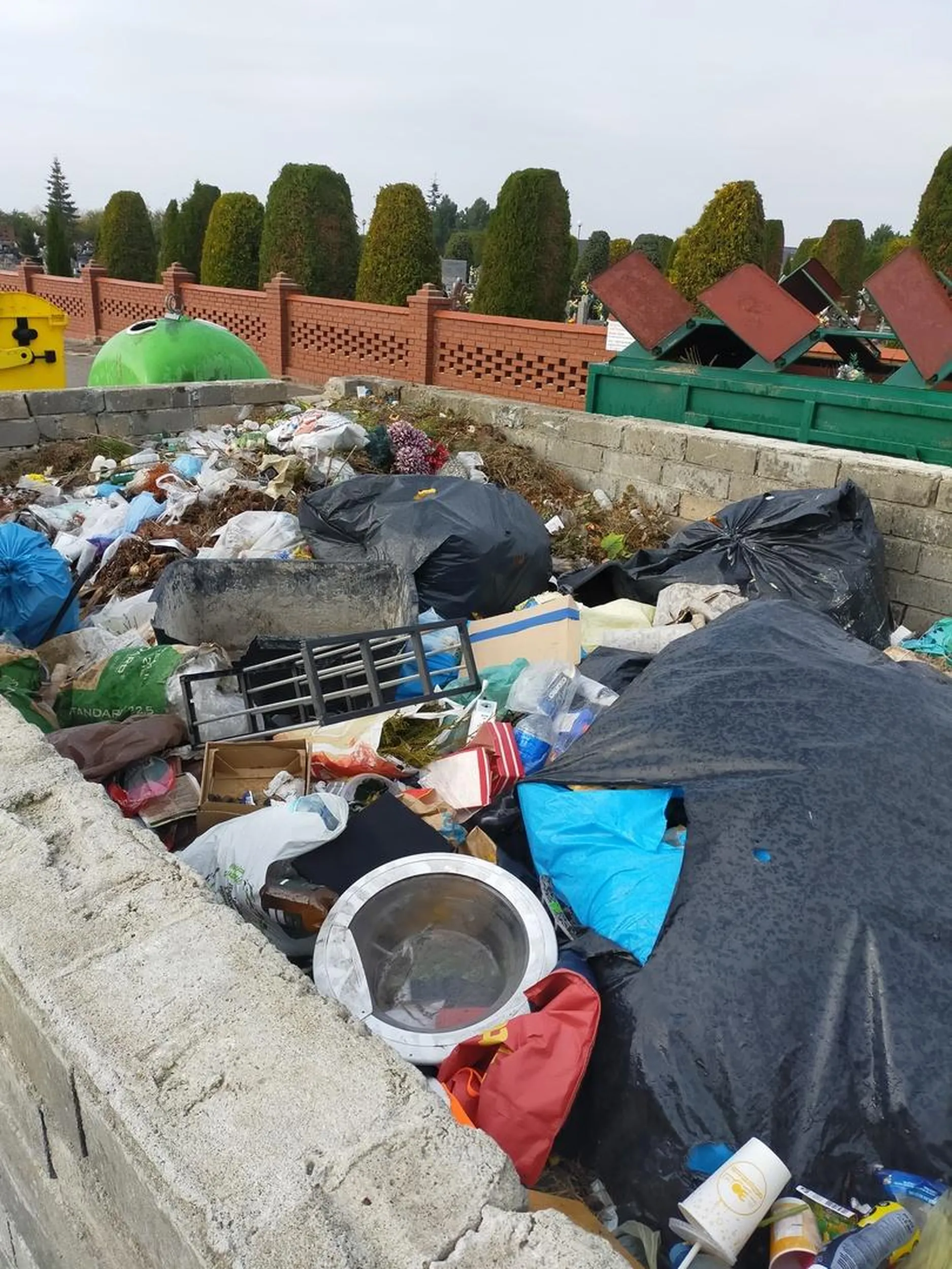 Karny ku*as dla janusza z grazyna za wywalanie smieci i gruzu do smietnika przy cmetarzu