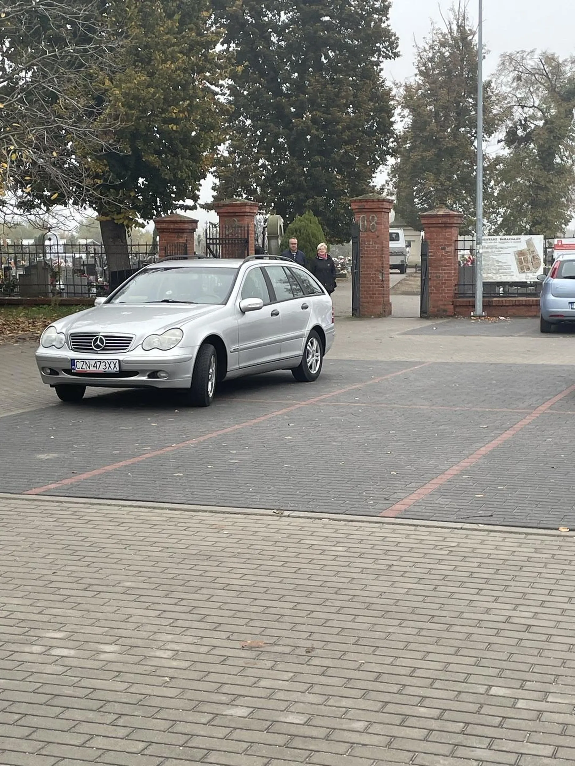 piękne parkowanie na cmentarzu w żninie zajebisty kierowca