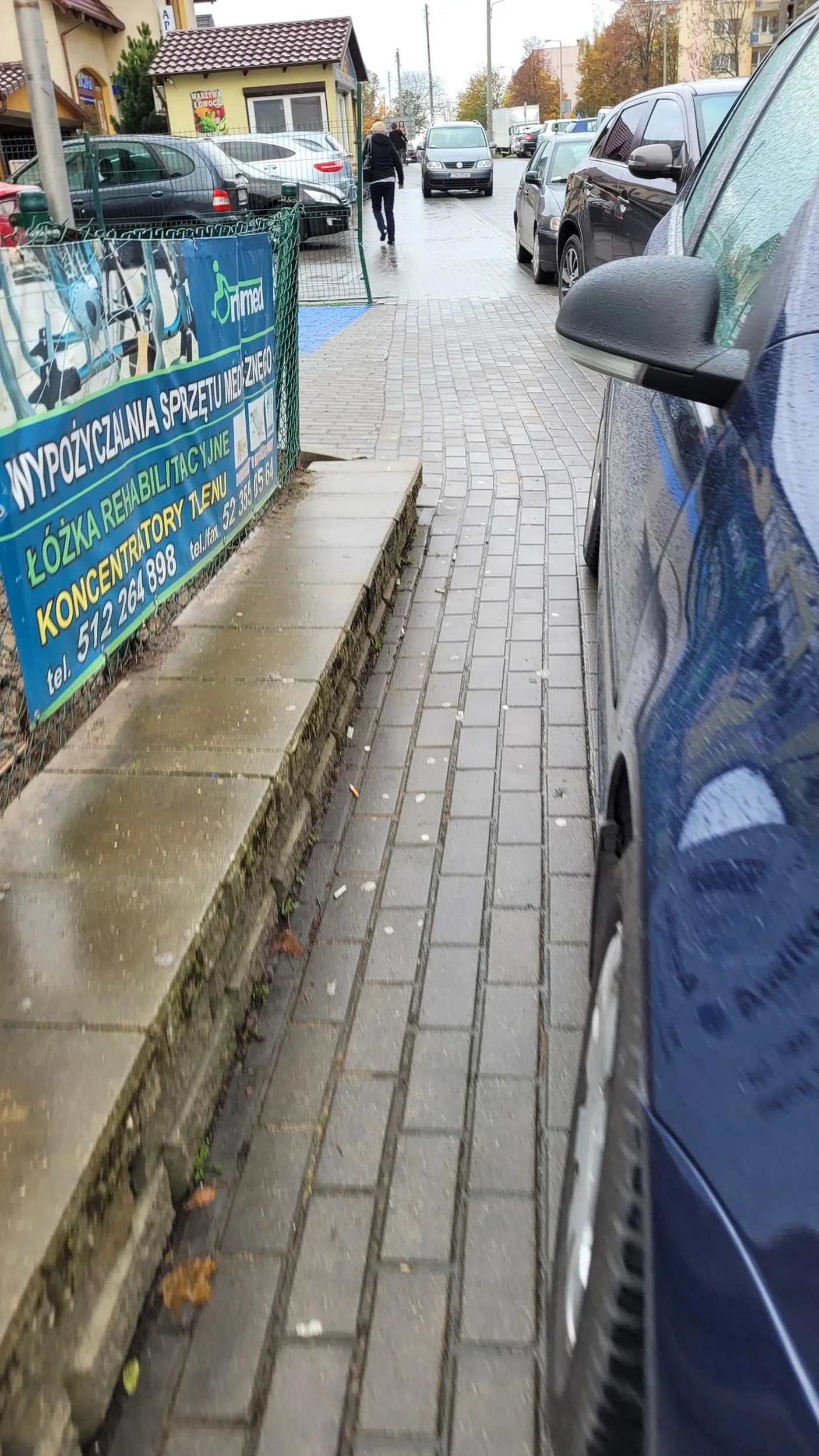 Parkuje na chodniku i nie zostawia miejsca na przejście. Blokuje również kierujących i tworzy się korek.