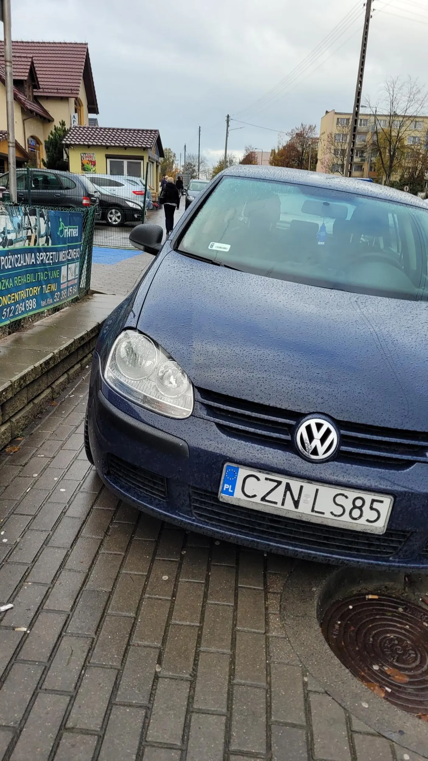 Parkuje na chodniku i nie zostawia miejsca na przejście. Blokuje również kierujących i tworzy się korek.