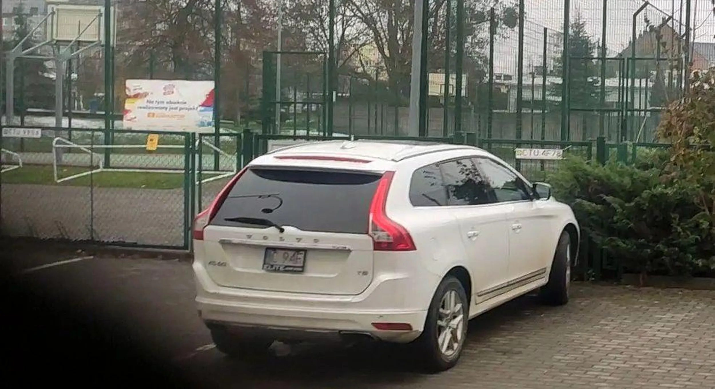 Na płocie faktycznie są tabliczki z numerami rejestracyjnymi, ale ten kierowca chyba to ignoruje. Łapka w dół należy się jak nic.