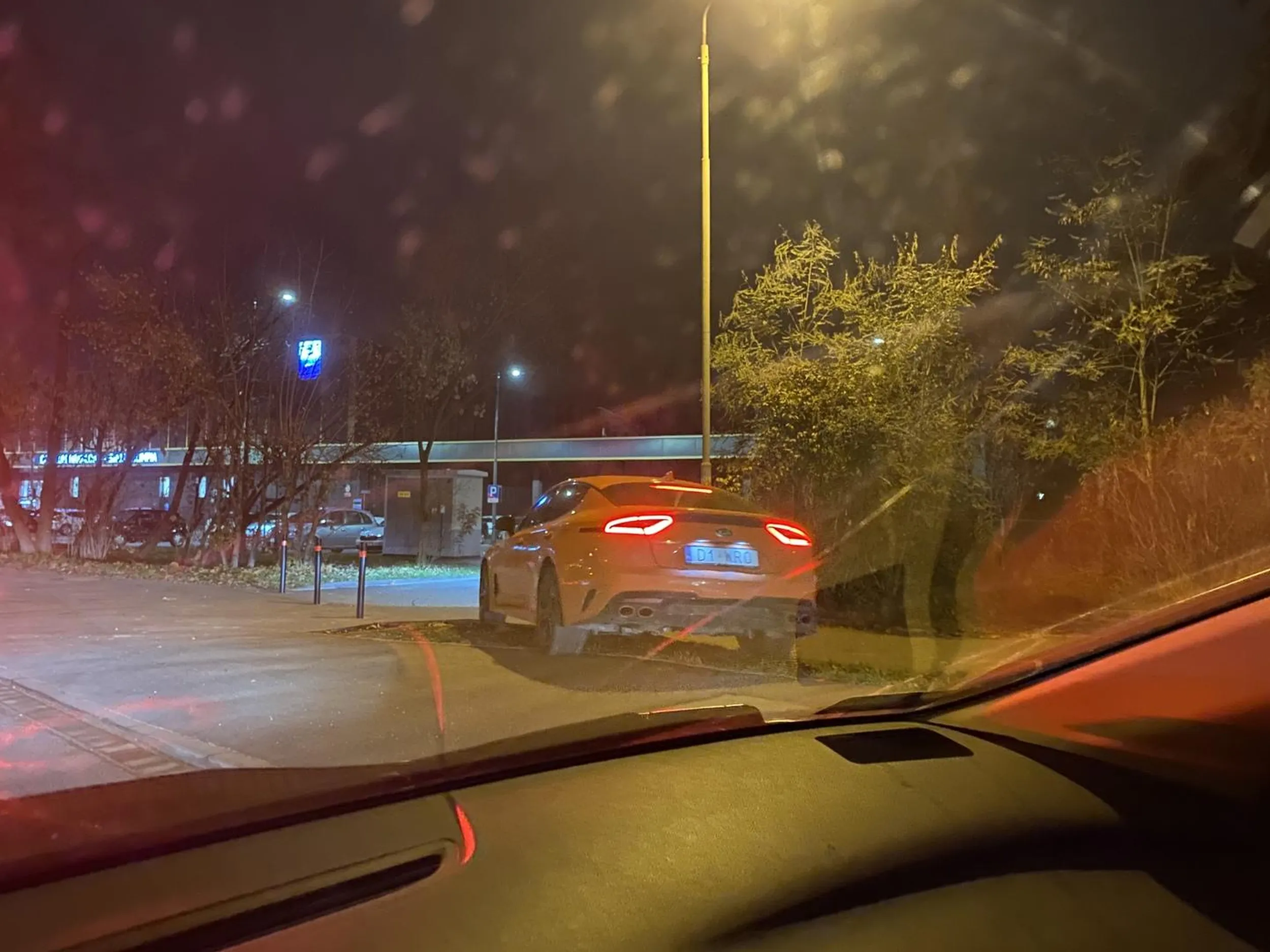 Wymijanie korka przejazdem przez chodnik i klomb.