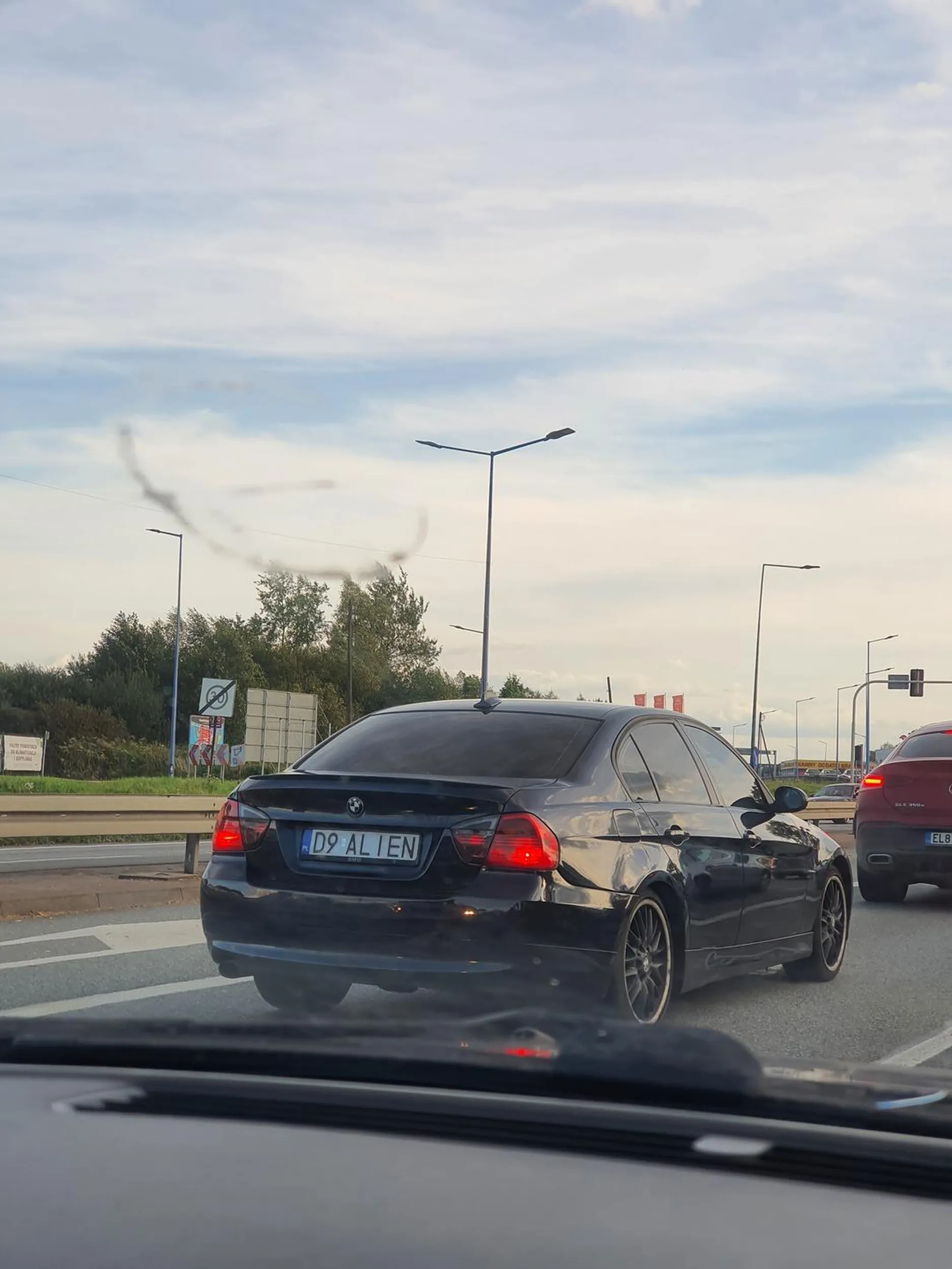 Gość zmienia z lewego na prawy widząc, że jest ruch Cuduje na drodze Chyba mu się spieszy
