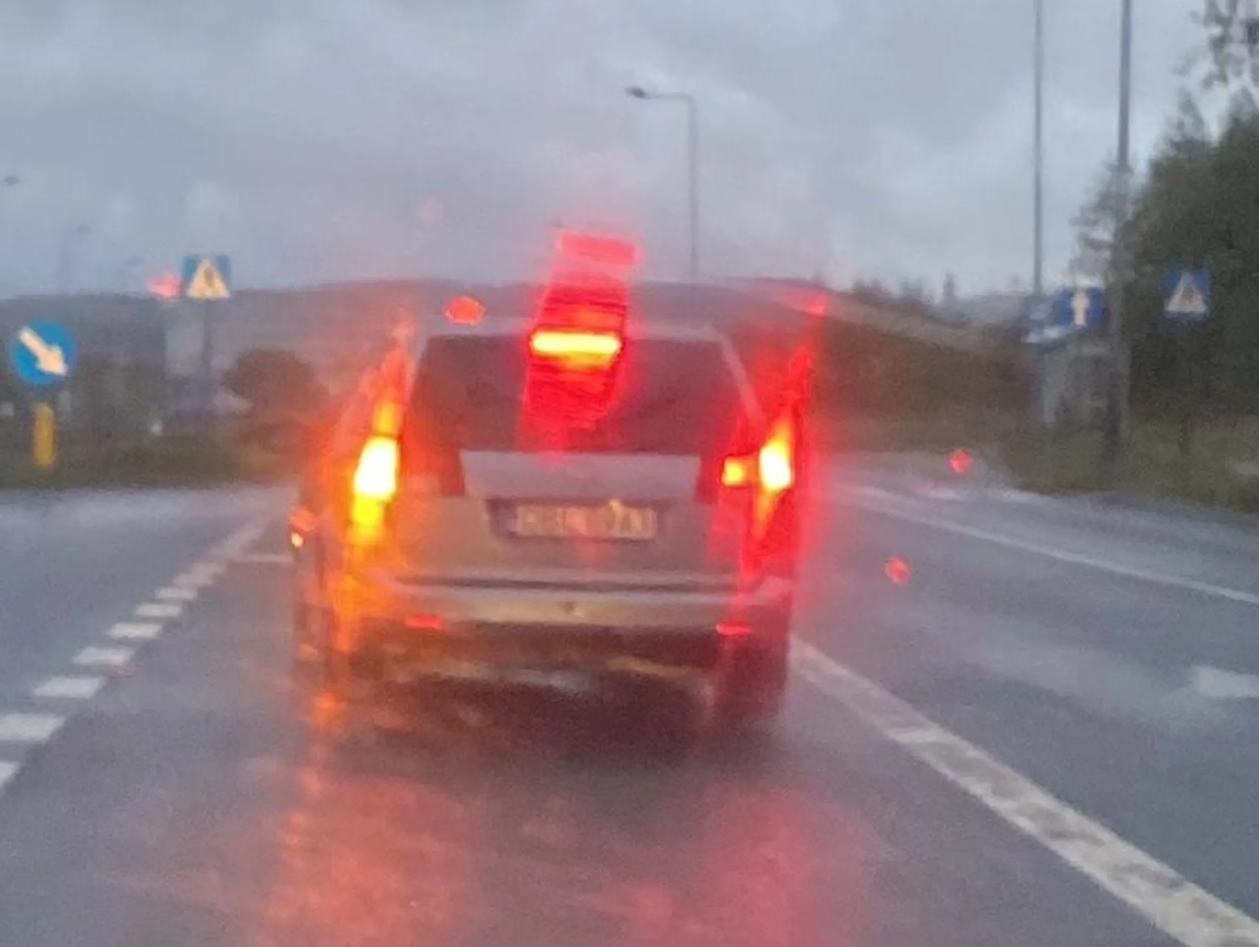 Totalny zjeb . Zmienia pas ruchu na linii ciągłej , powodując przy tym zagrożenie stłuczki jadącego auta na lewym pasie ruchu który musiał  uciec na pas do lewo skrętu przed stłuczką .