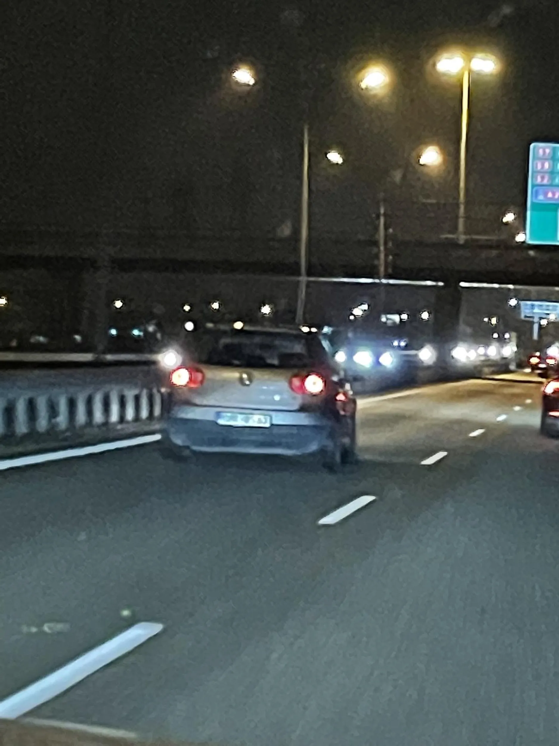 Tępa dzida zajeżdża drogę, siedzi na zderzaku i mruga długimi non stop.