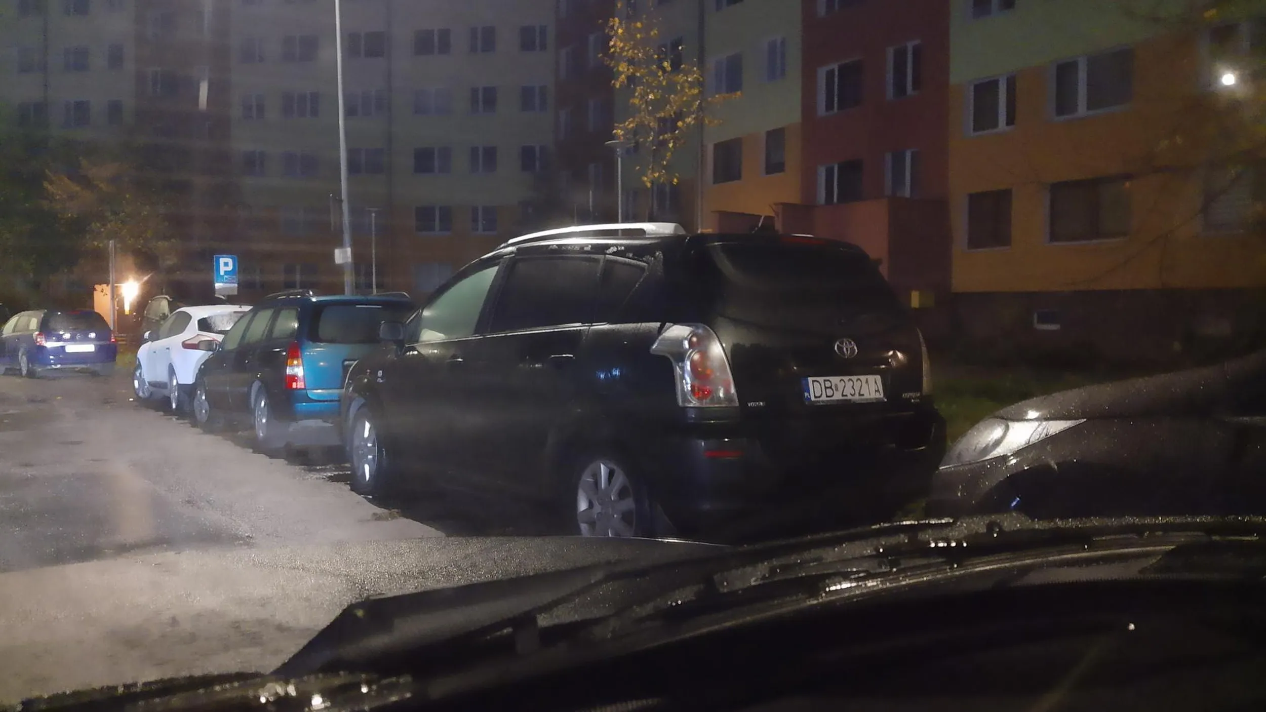 Jeździ nim znany wałbrzyski pedryl. Porusza się też żółtym Ducato. Omijać