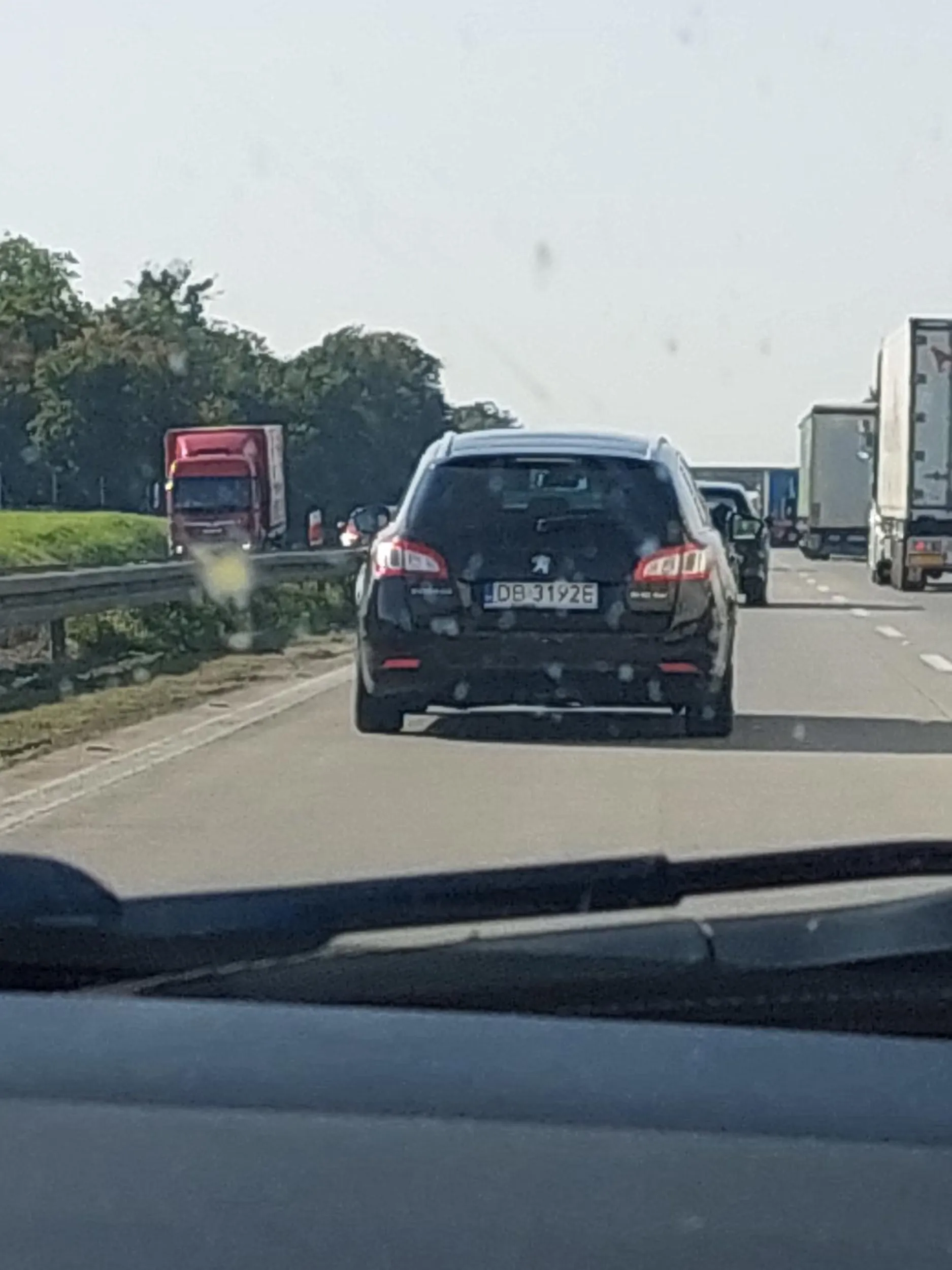 Wbijał się z Bielan na obwodnicę, wskoczył na skrajny lewy pas tuż przed maskę.. Ledwo wyhamowane. Skrajna nieodpowiedzialność